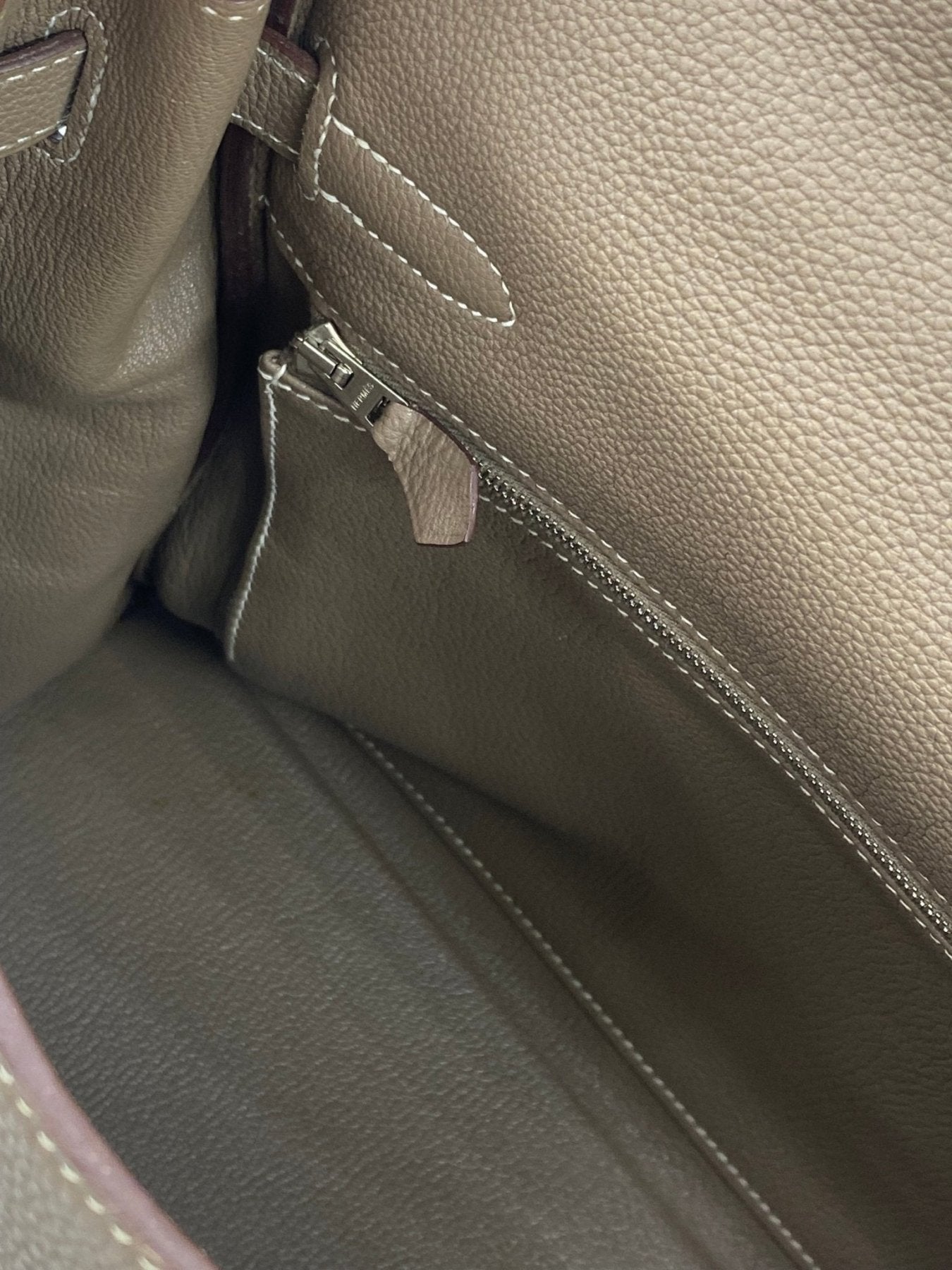 Inneres der Hermes Kelly 35 Tasche in Etoupe mit Reissverschlussfach und strukturiertem Togoleder
