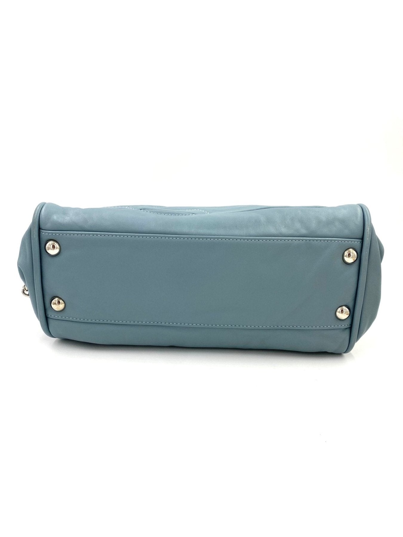 CHANEL CC Coco Tasche in eisblauem Lammleder mit silberner Hardware, Bodenbild zeigt stabile Metallfuesse und Struktur