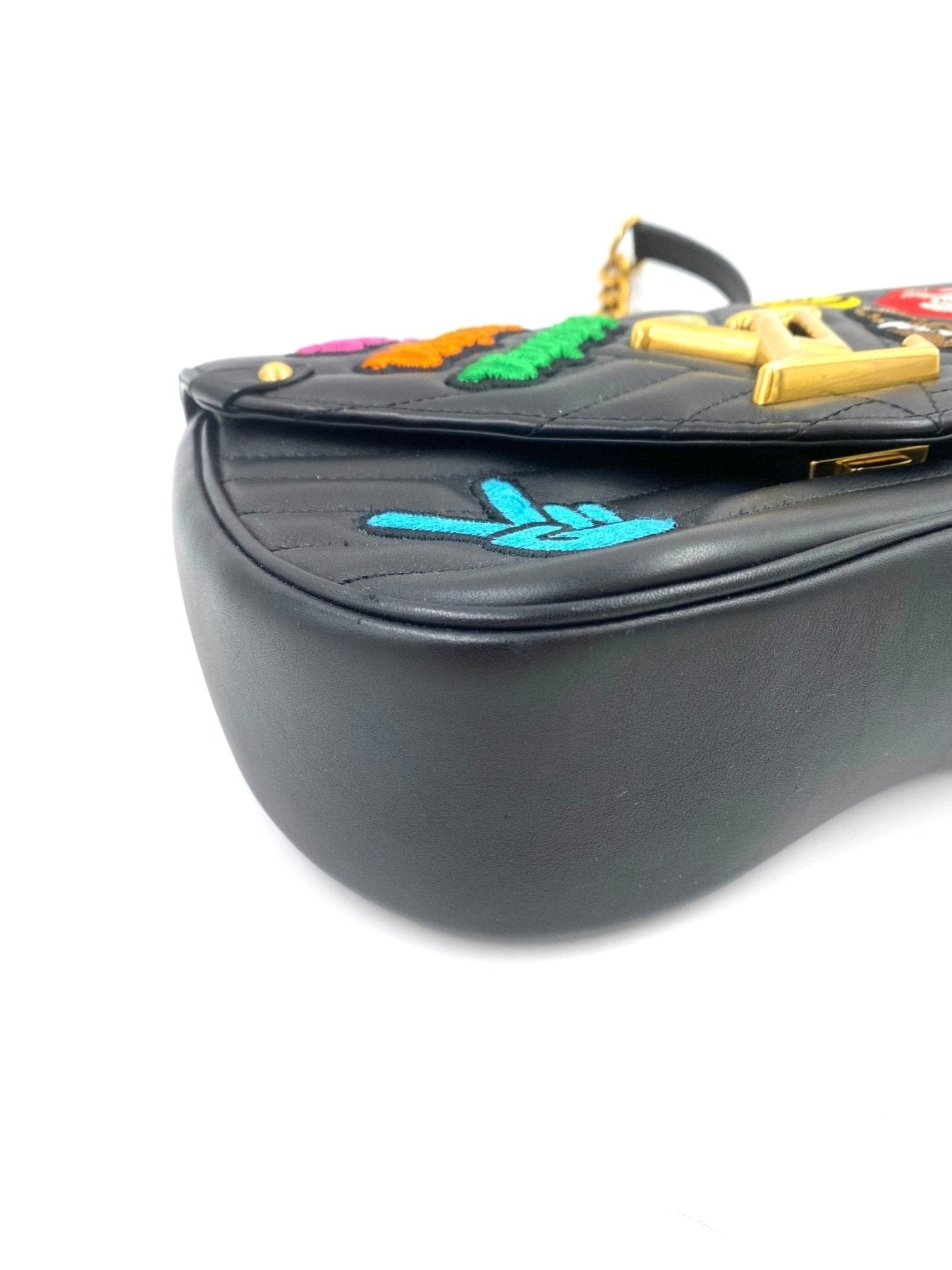 Louis Vuitton New Waves Chain Bag in schwarzem Leder mit bunten 80er Jahre Musik-Patches und goldener Kette