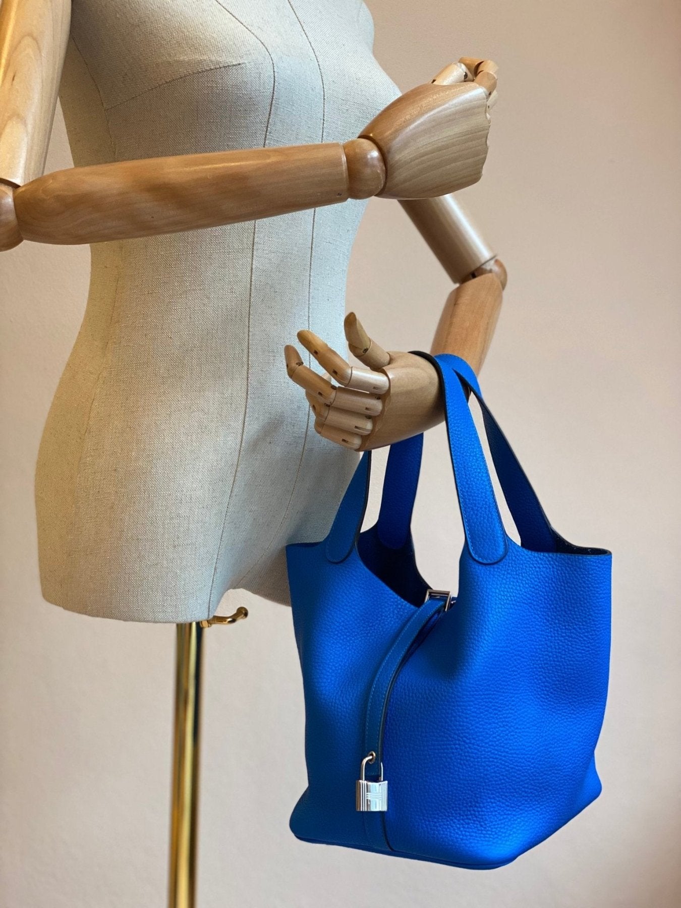 HERMES Picotin 22 Lock Tasche in Bleu Hydra Clemence Leder auf Schneiderpuppe mit Palladium Schloss