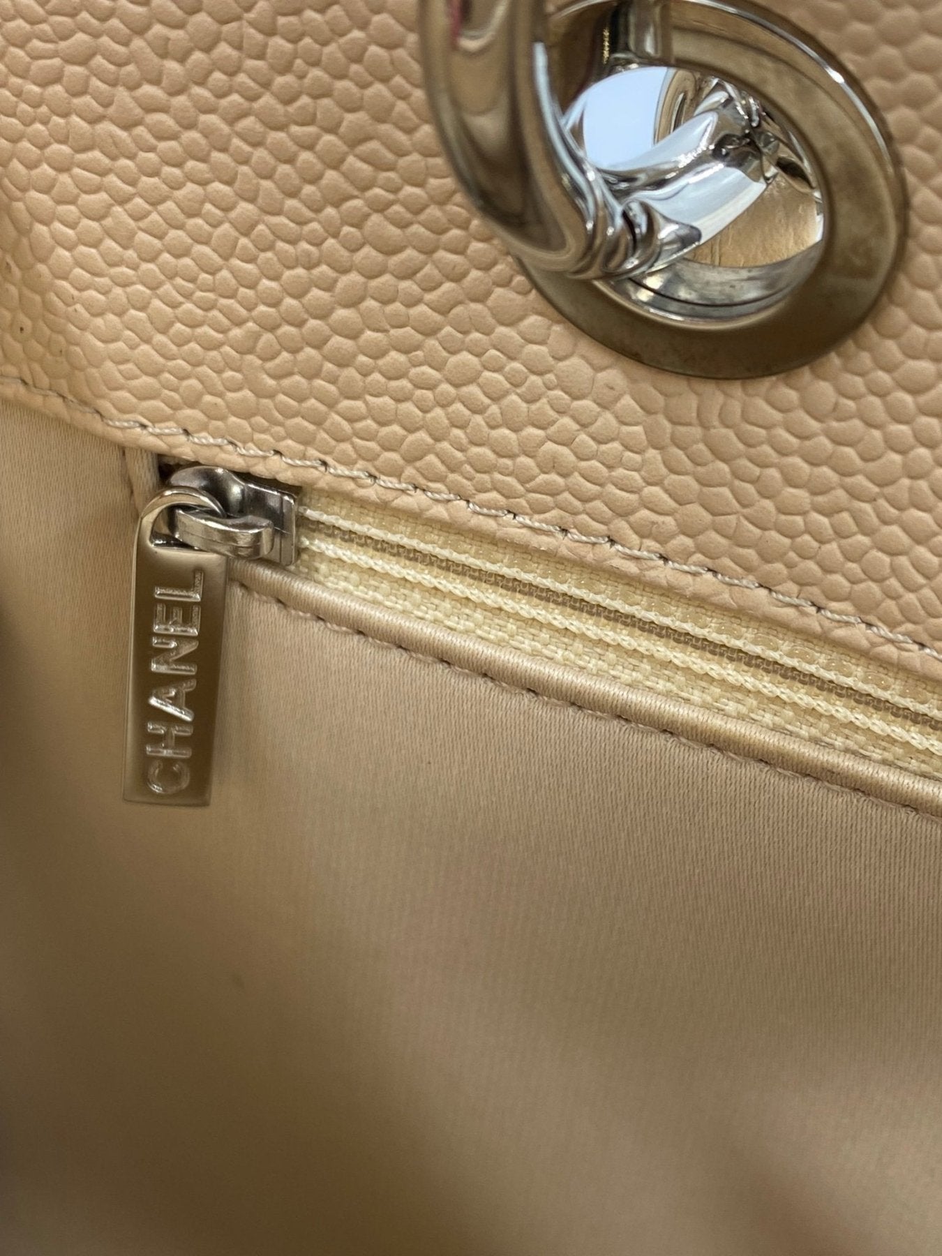 CHANEL Femme Grande Beige Caviarleder Tasche mit silbernen Beschlagen, strukturiertem Leder und elegantem Reissverschluss