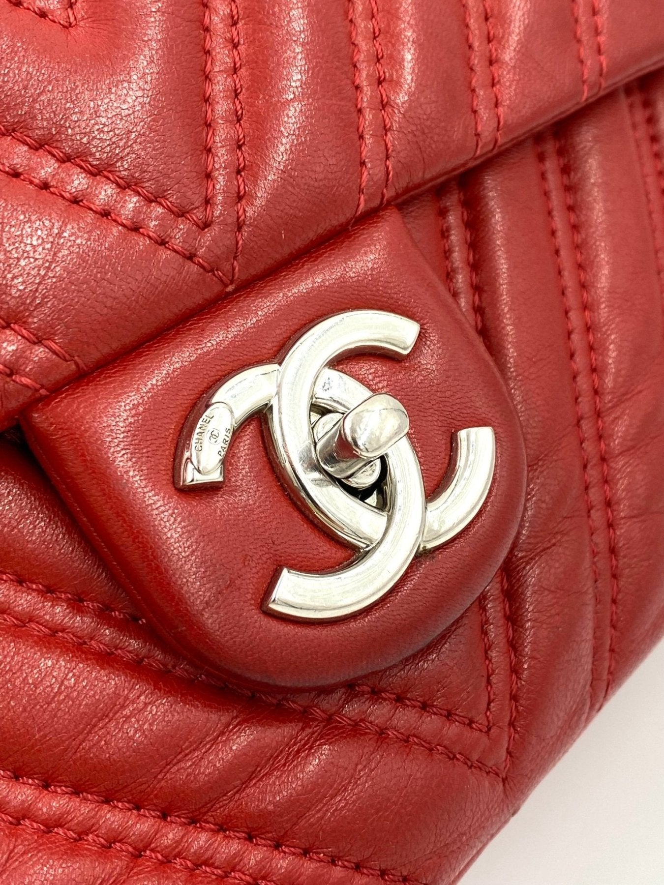 CHANEL Single Flap Bag Jumbo Chevron rouge - Clutch & Macarons - 21465737 - Clutch & Macarons -