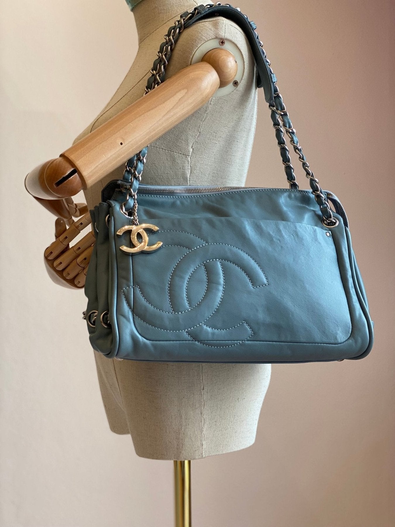 CHANEL CC Coco Tasche in eisblauem Lammleder mit silberner Kette und gesticktem CC-Logo auf Schneiderbueste