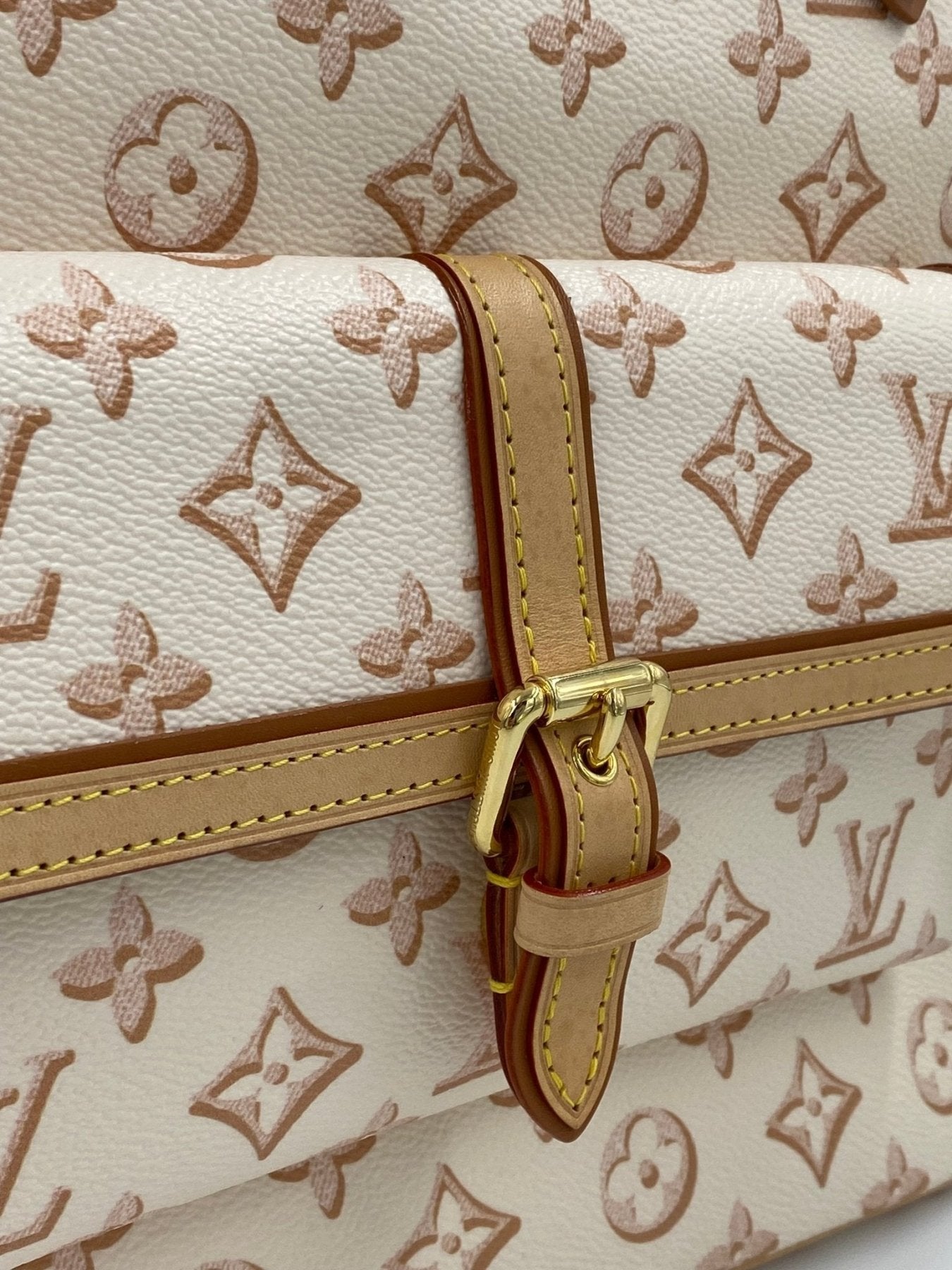 Louis Vuitton Neverfull MM Fall for You in Beige Clair mit Monogram Muster und Lederschnalle, Detailaufnahme der Verschlussschnalle
