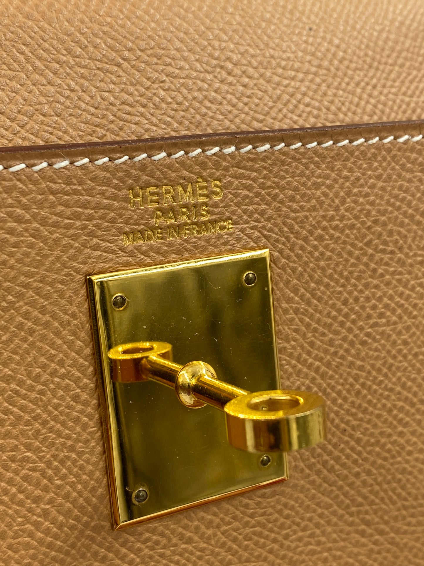 HERMÈS Kelly 32 Gold Courchevel Leather mit Gold Hardware