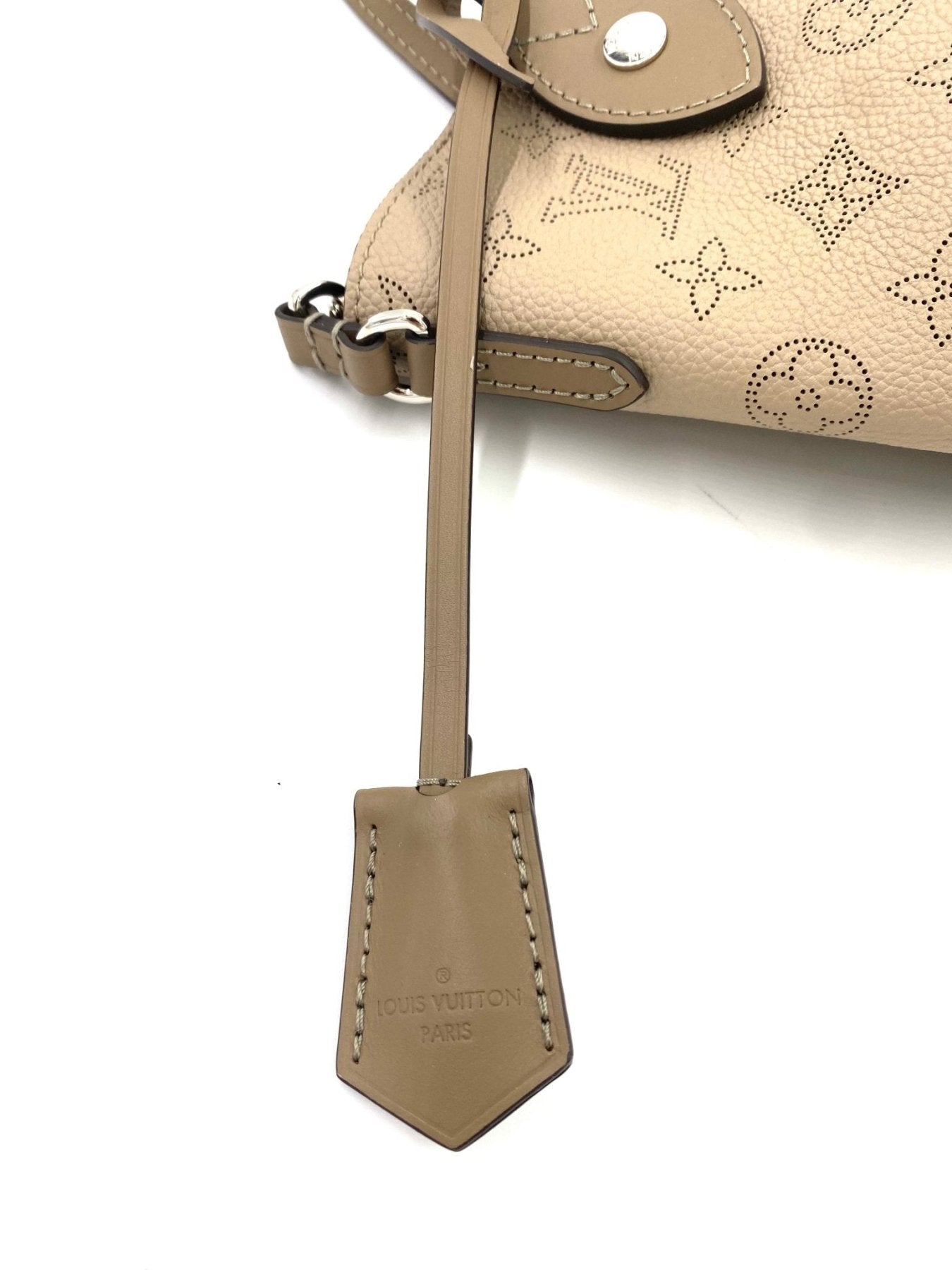 LOUIS VUITTON Hina PM Monogram Mahina Galet / Kies - Clutch & Macarons - Clutch & Macarons -