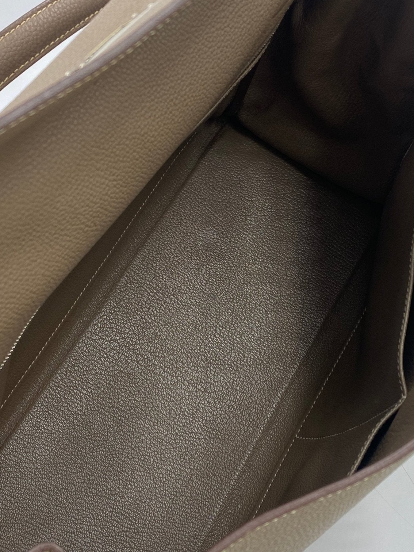 Innenansicht der HERMÈS Kelly 35 Tasche in Etoupe Togoleder mit strukturiertem Lederfutter in makellosem Zustand