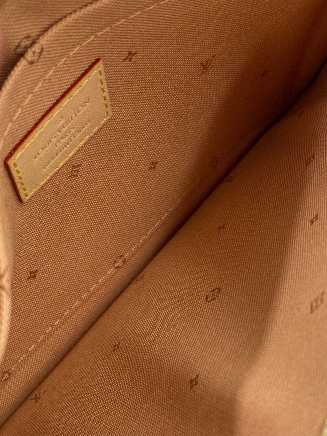 Innenfutter der Louis Vuitton Neverfull MM Fall for You mit beigem Monogramm-Muster und Lederetikett in neuwertigem Zustand