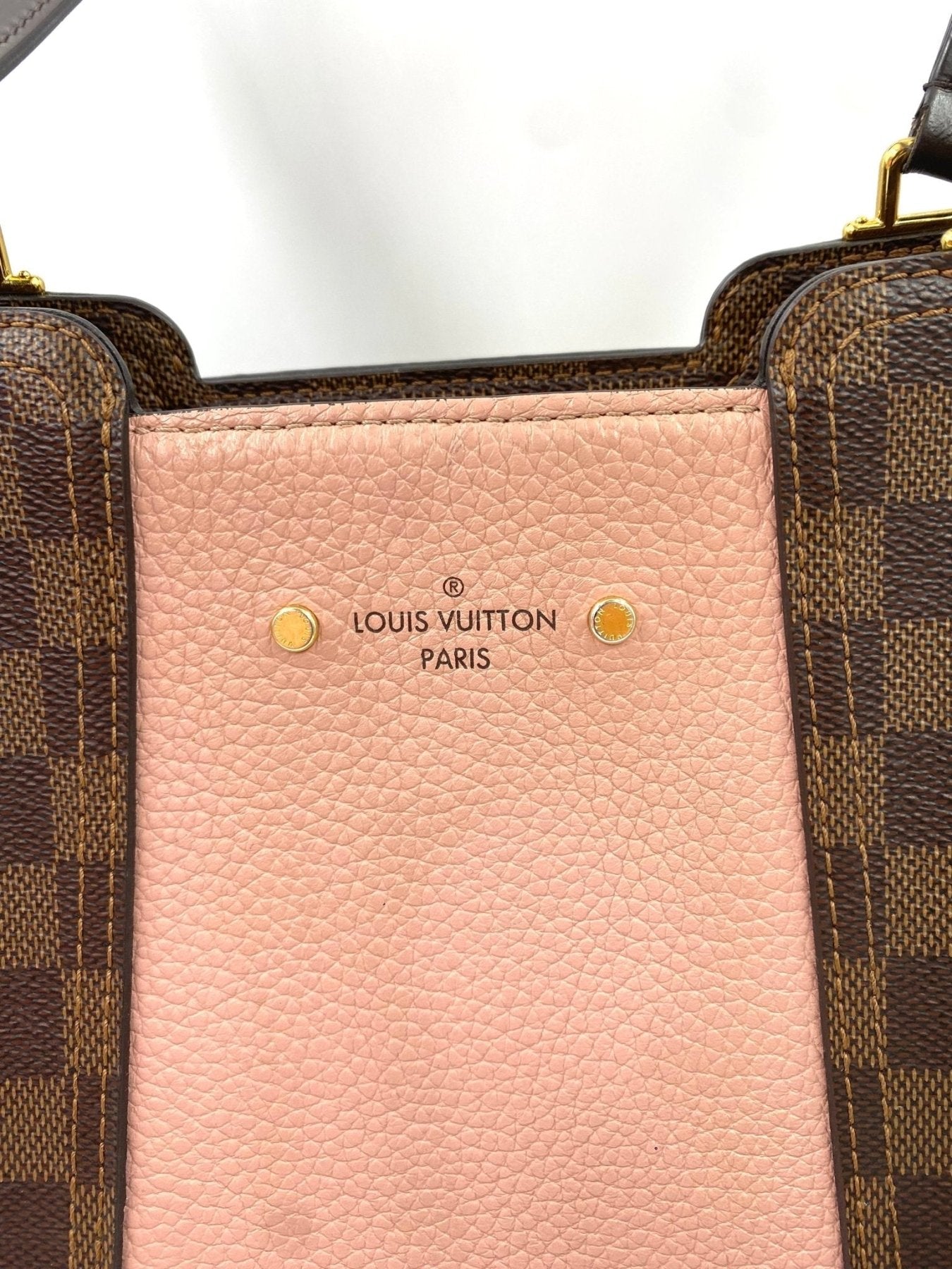 Louis Vuitton Jersey Magnolia Damier Ebene Tasche mit rosa Ledereinsatz und Golddetails im klassischen Schachbrettmuster