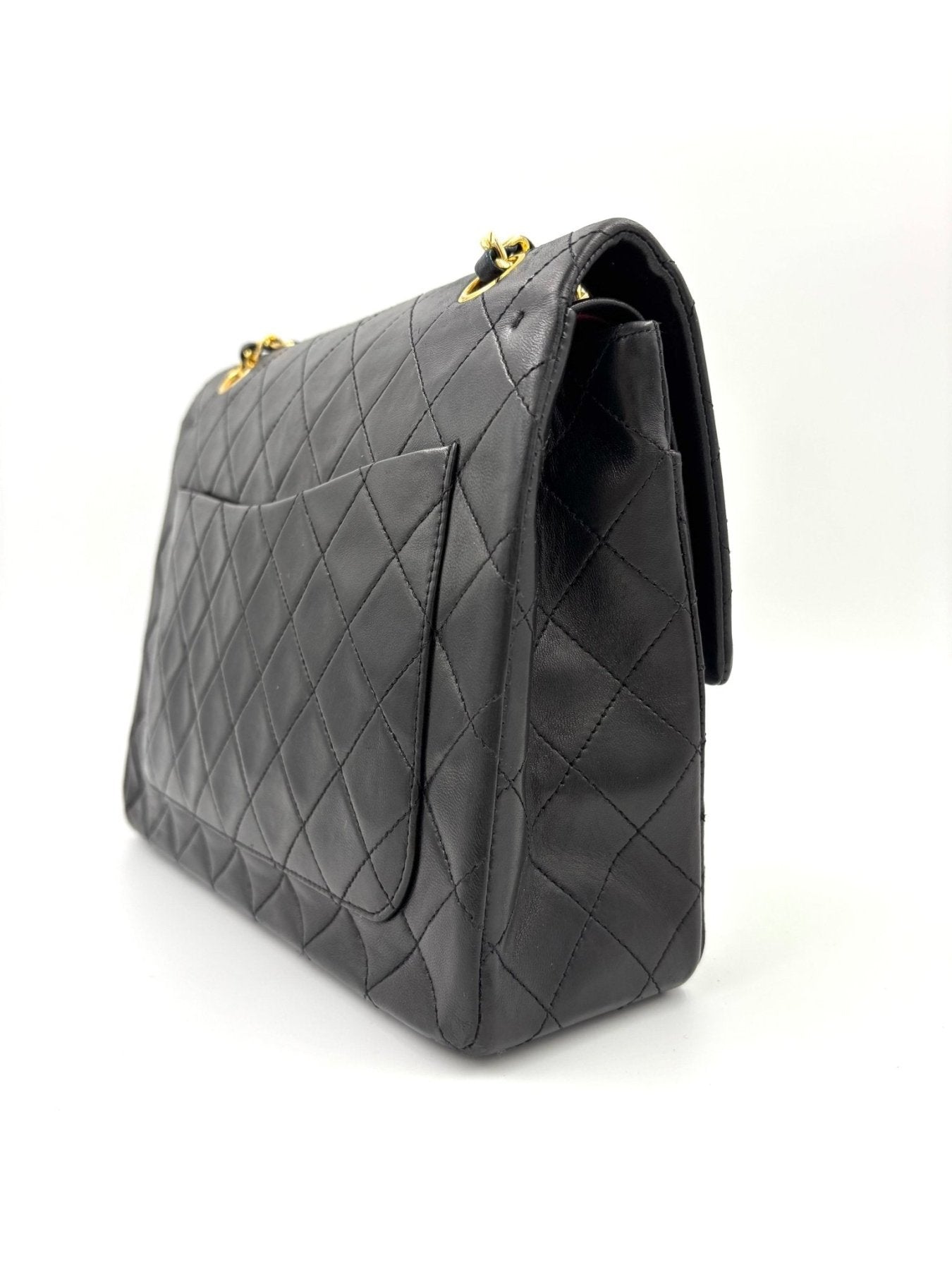 CHANEL Timeless Single Flap Bag in schwarzem Lammleder mit gestepptem Muster und goldener Kette, Seitenansicht