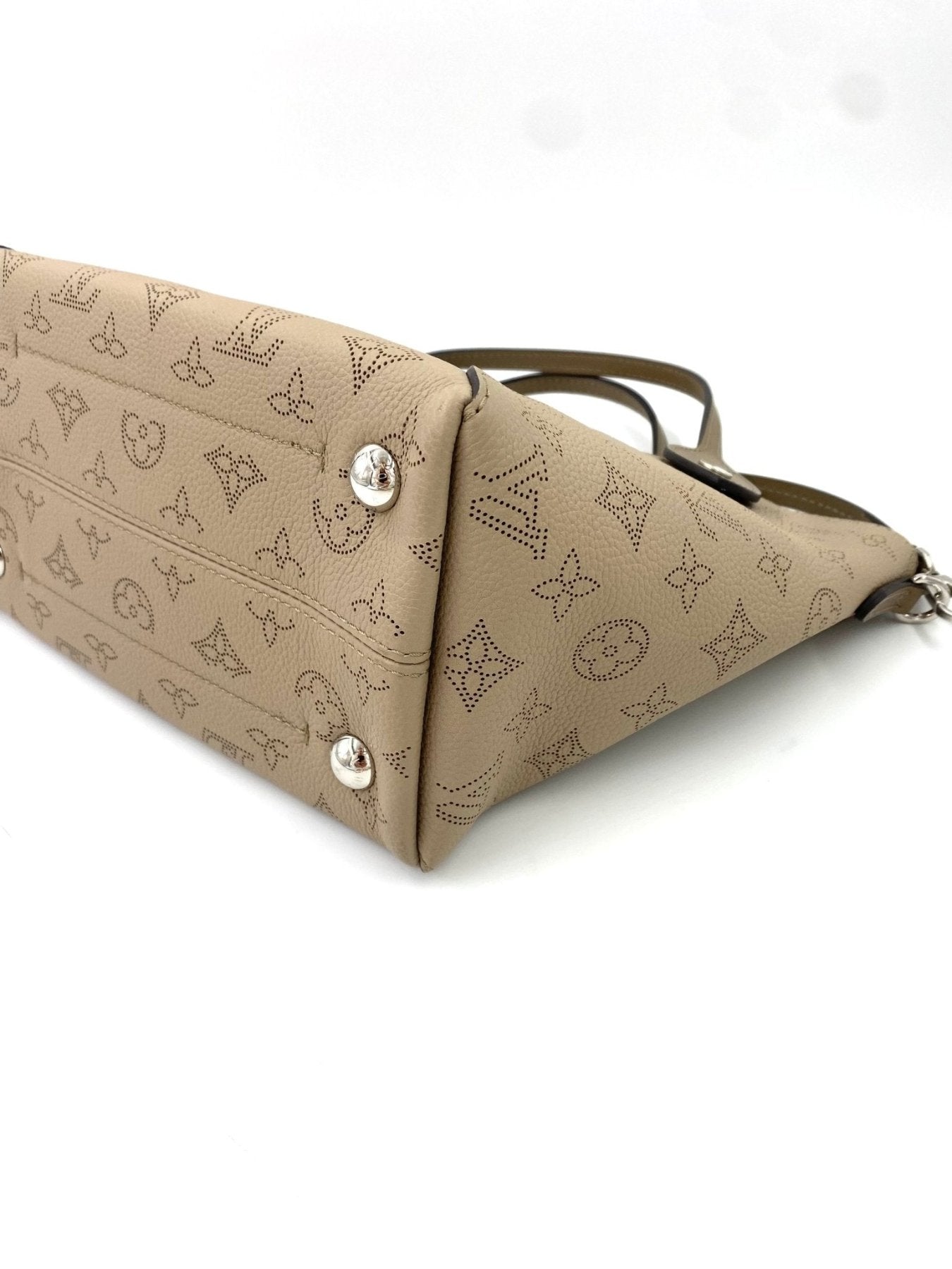 LOUIS VUITTON Hina PM Monogram Mahina Galet / Kies - Clutch & Macarons - Clutch & Macarons -