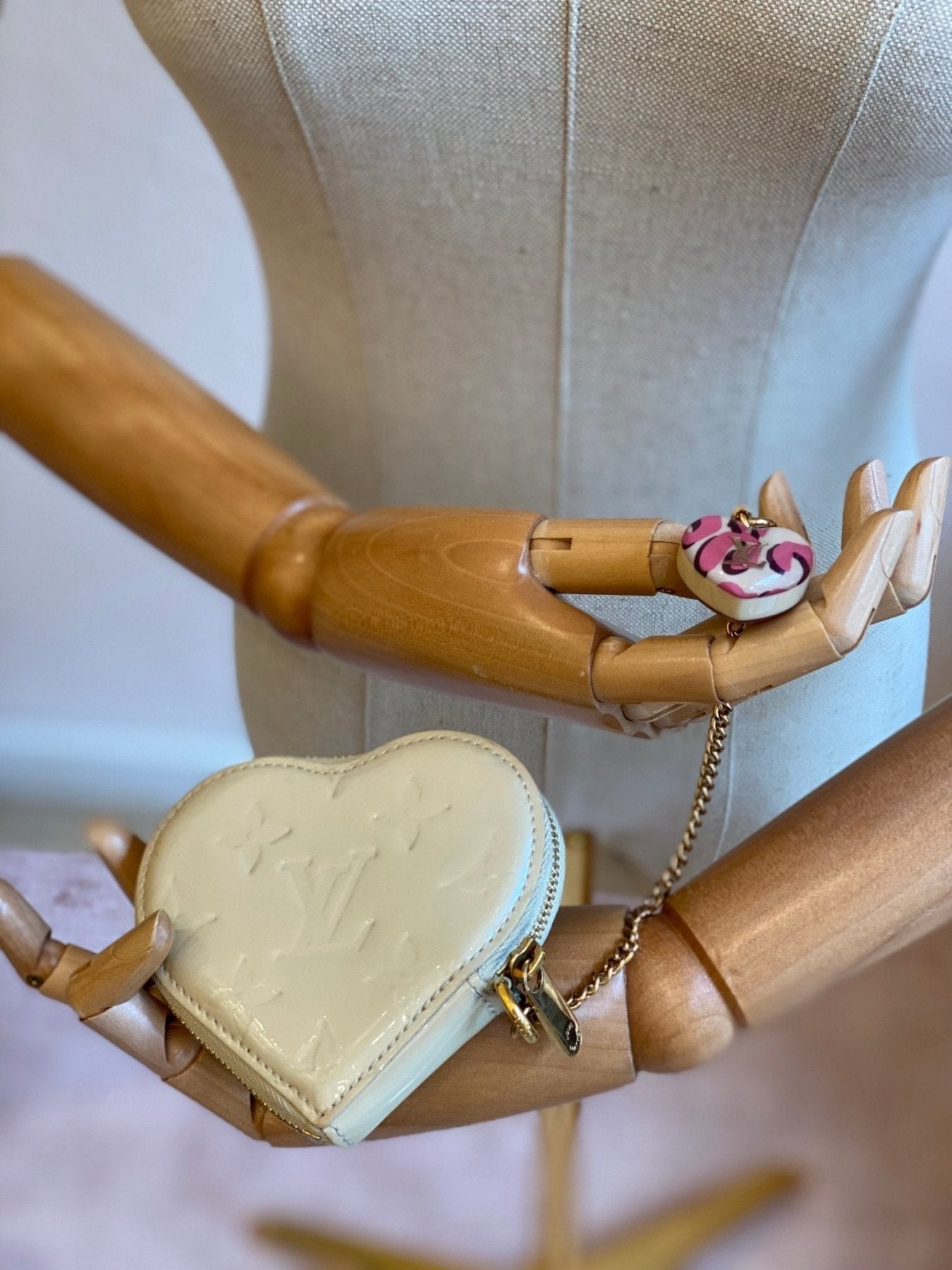 LOUIS VUITTON Heart Monogram Vernis creme - Clutch & Macarons - TS3190 - Clutch & Macarons -