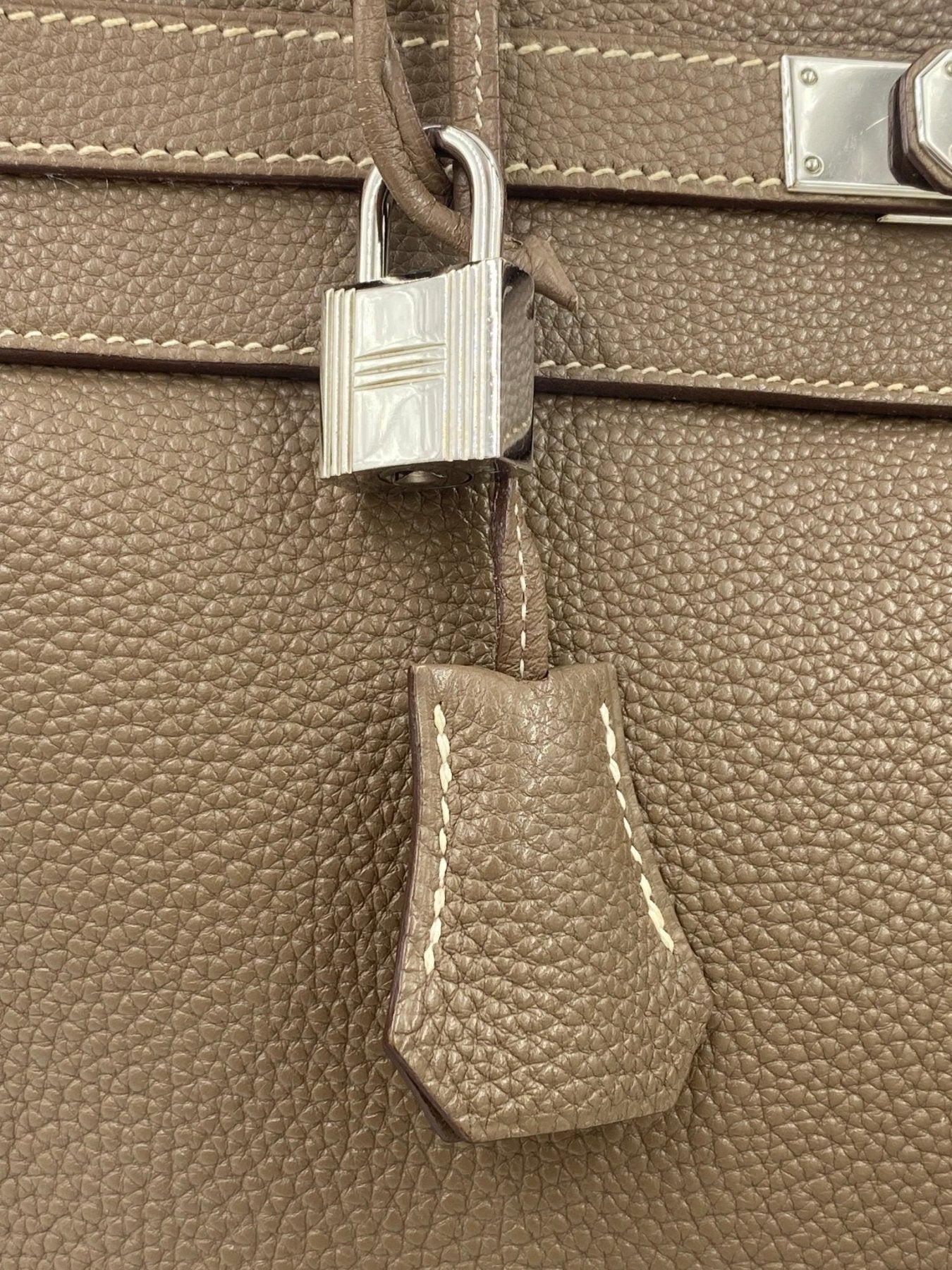 Hermes Kelly 35 Togo Etoupe Handtasche mit Palladium Schloss und Lederdetails in Nahaufnahme, elegante Verarbeitung