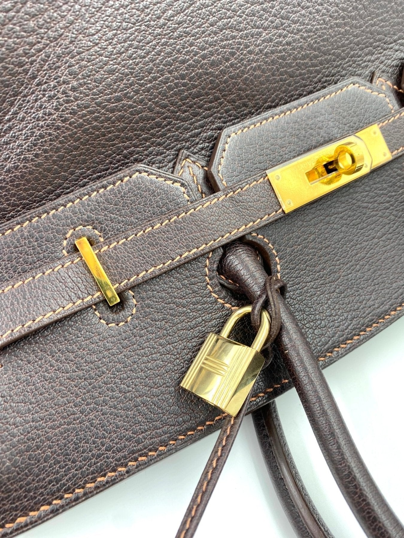 Hermes Birkin 35 Tasche in Marron Fjord Leder mit goldfarbenen Beschlagen und Schloss, Detailaufnahme der Verschlussriemen