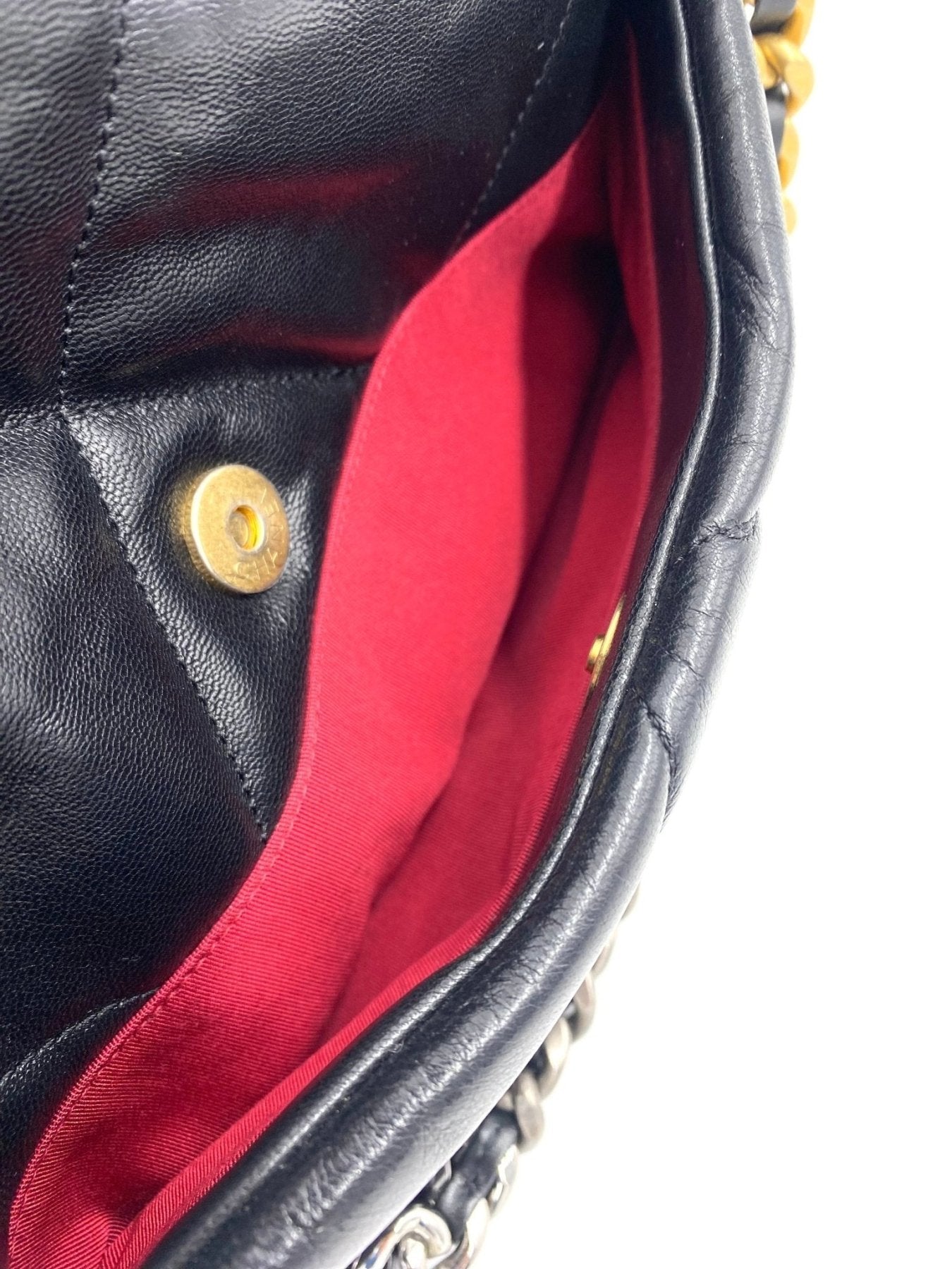 CHANEL 19 Flap Bag large in schwarzem Ziegenleder mit rotem Innenfutter und dreifarbiger Metallkette, Detailaufnahme