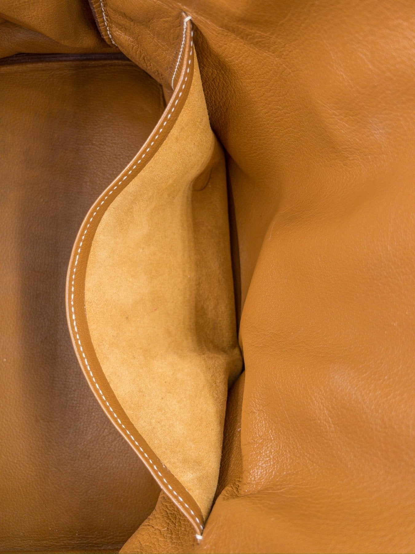 Detailaufnahme der HERMÈS Birkin 35 Tasche in goldenem Togo Leder, zeigt elegante Nahtkonstruktion und Lederqualität
