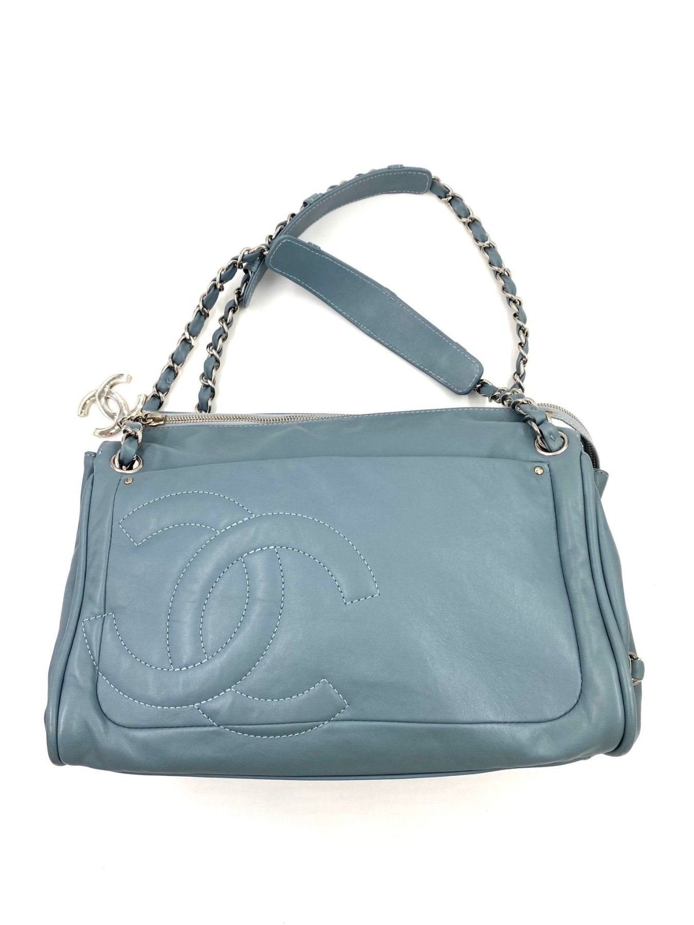 CHANEL CC Coco Tasche in eisblauem Lammleder mit silberner Kette und gesticktem CC Logo, seitliche Raffung