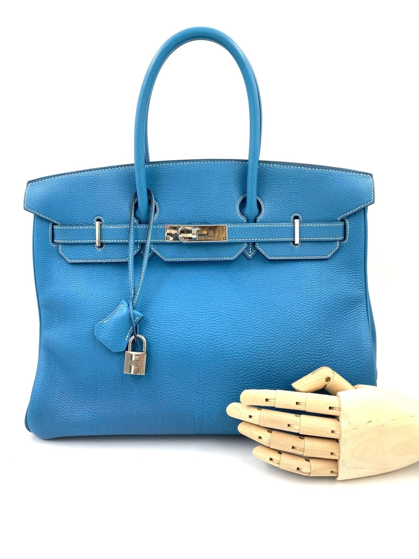 HERMES Birkin 35 Togo Handtasche in Blue Jean mit Palladium-Hardware, Vorhängeschloss und Schlüsseln auf Holzständer
