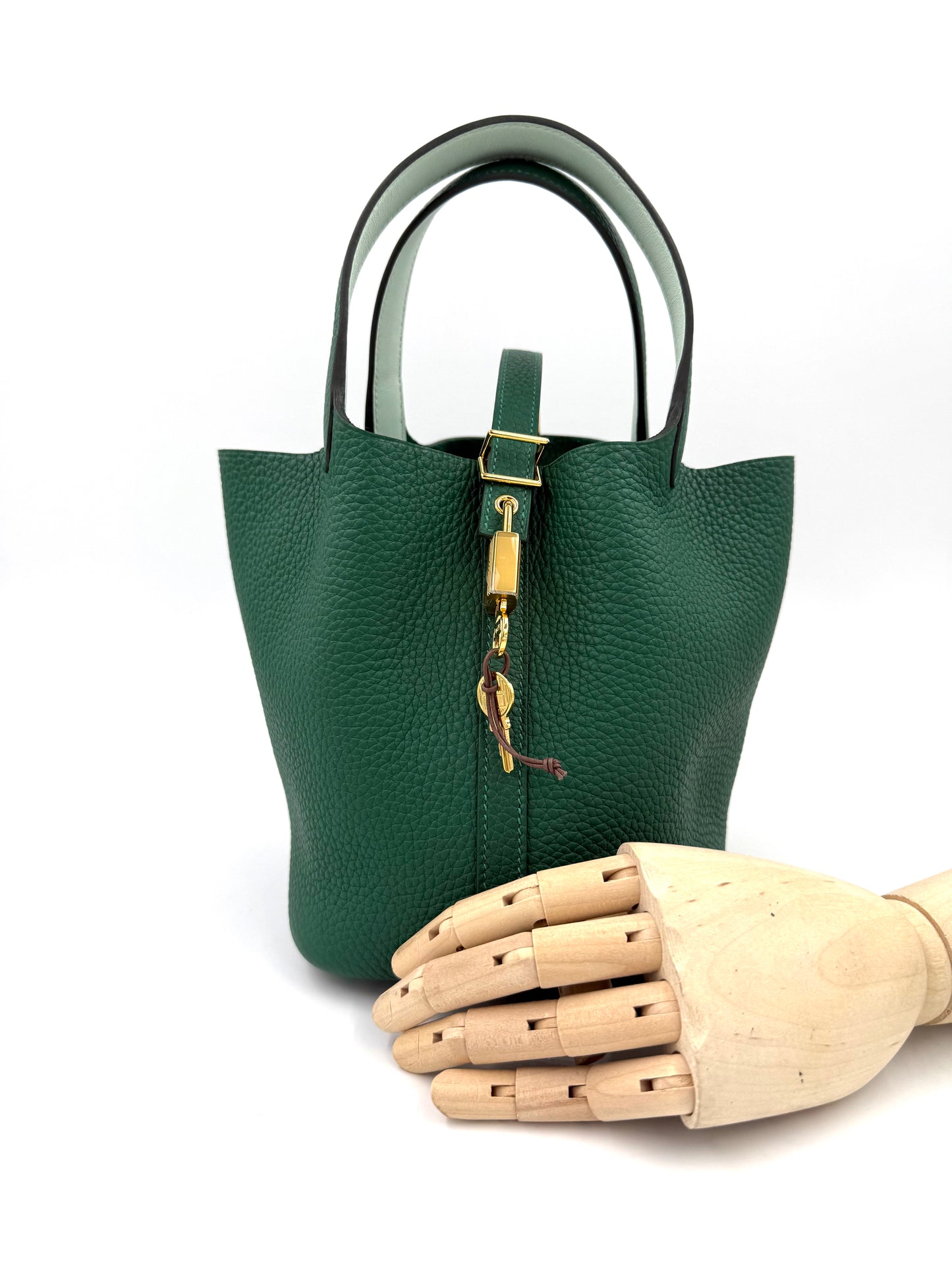 HERMÈS Picotin 18 Lock Clemence Vert Moyen grüne Lederhandtasche mit goldfarbenem Verschluss und strukturierter Oberfläche
