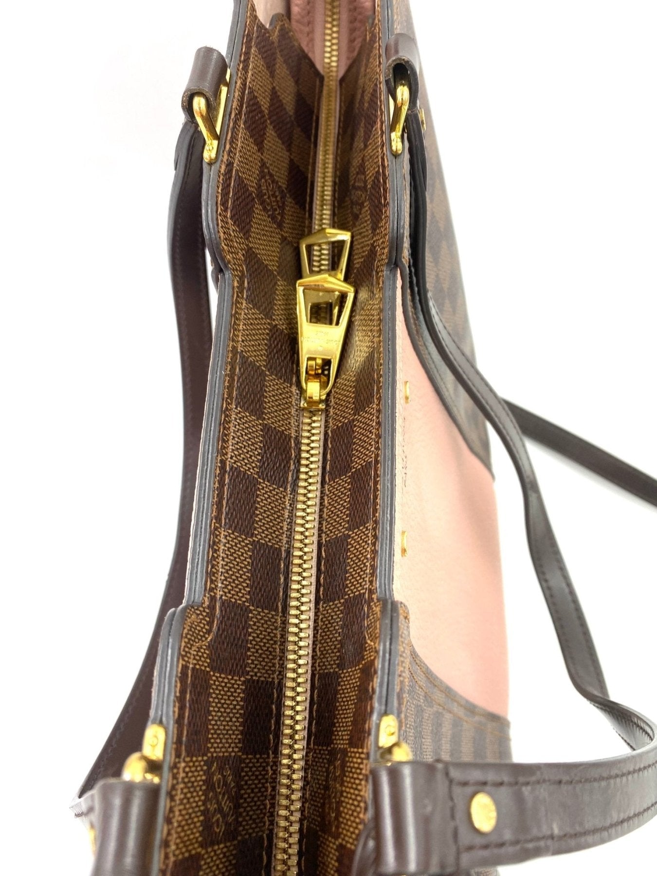 Louis Vuitton Jersey Magnolia Damier Ebene Tasche mit braunem Schachbrettmuster, goldenem Reissverschluss und rosa Ledereinsatz