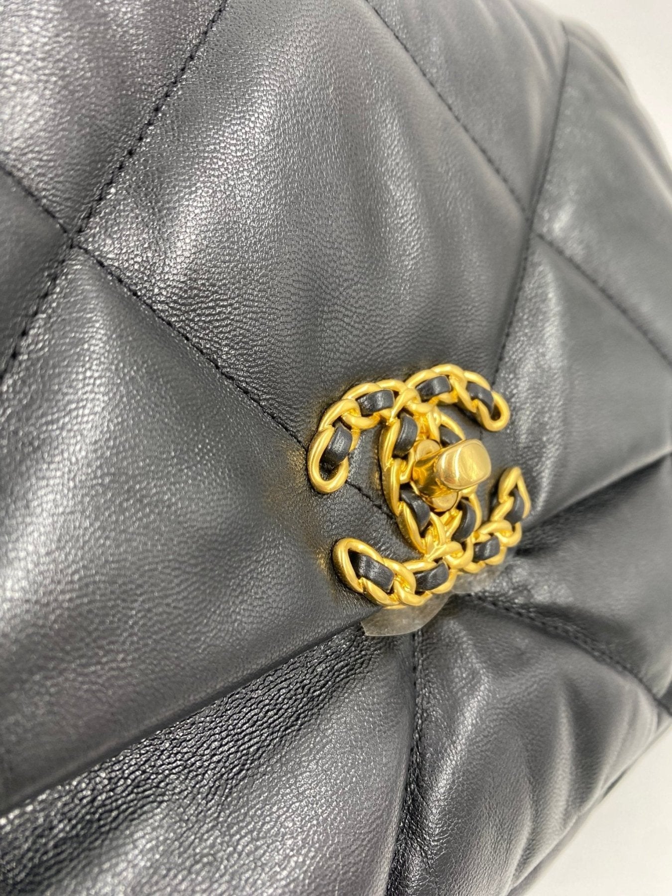 CHANEL 19 Flap Bag large in schwarzem Ziegenleder mit gestepptem Muster und goldfarbener CC-Verschlussdetail