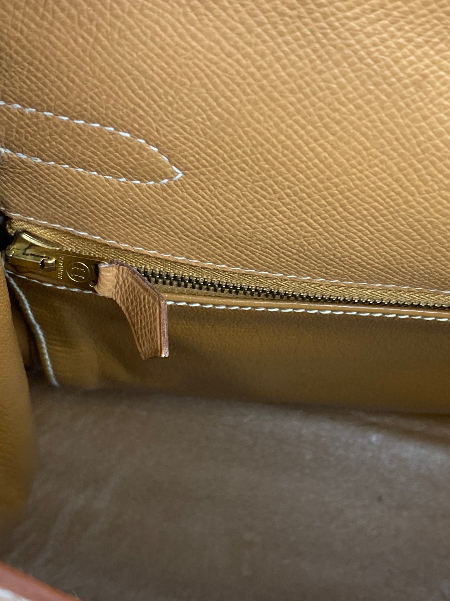 HERMÈS Kelly 32 Gold Courchevel Leather mit Gold Hardware