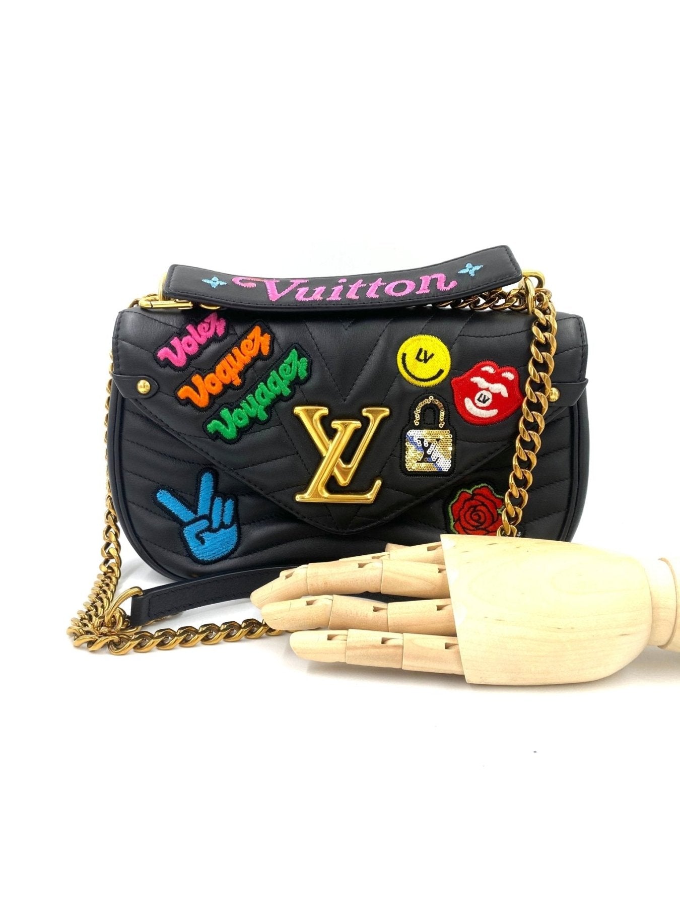 Louis Vuitton New Waves Chain Bag in schwarzem Leder mit bunten 80er Jahre Musik Patches und goldener LV-Schnalle