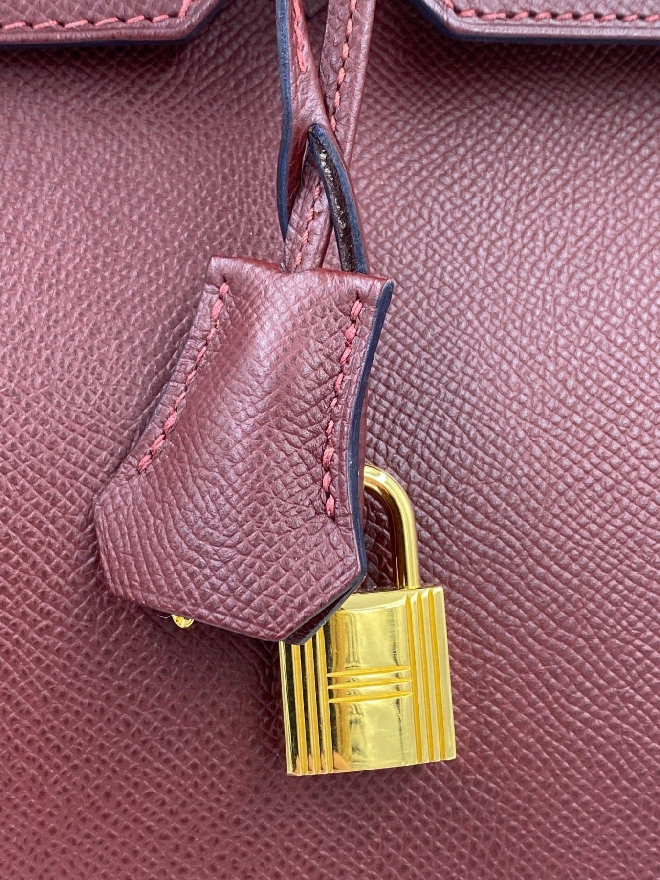 HERMES Birkin 35 Epsom Rouge H Tasche mit goldenem Schloss und Lederdetail in Nahaufnahme
