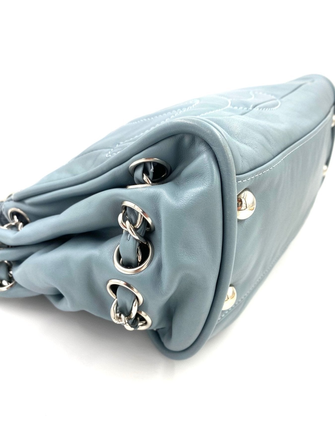 CHANEL CC Coco Tasche in eisblauem Lammleder mit silberner Hardware, seitlicher Raffung und langem Schulterriemen