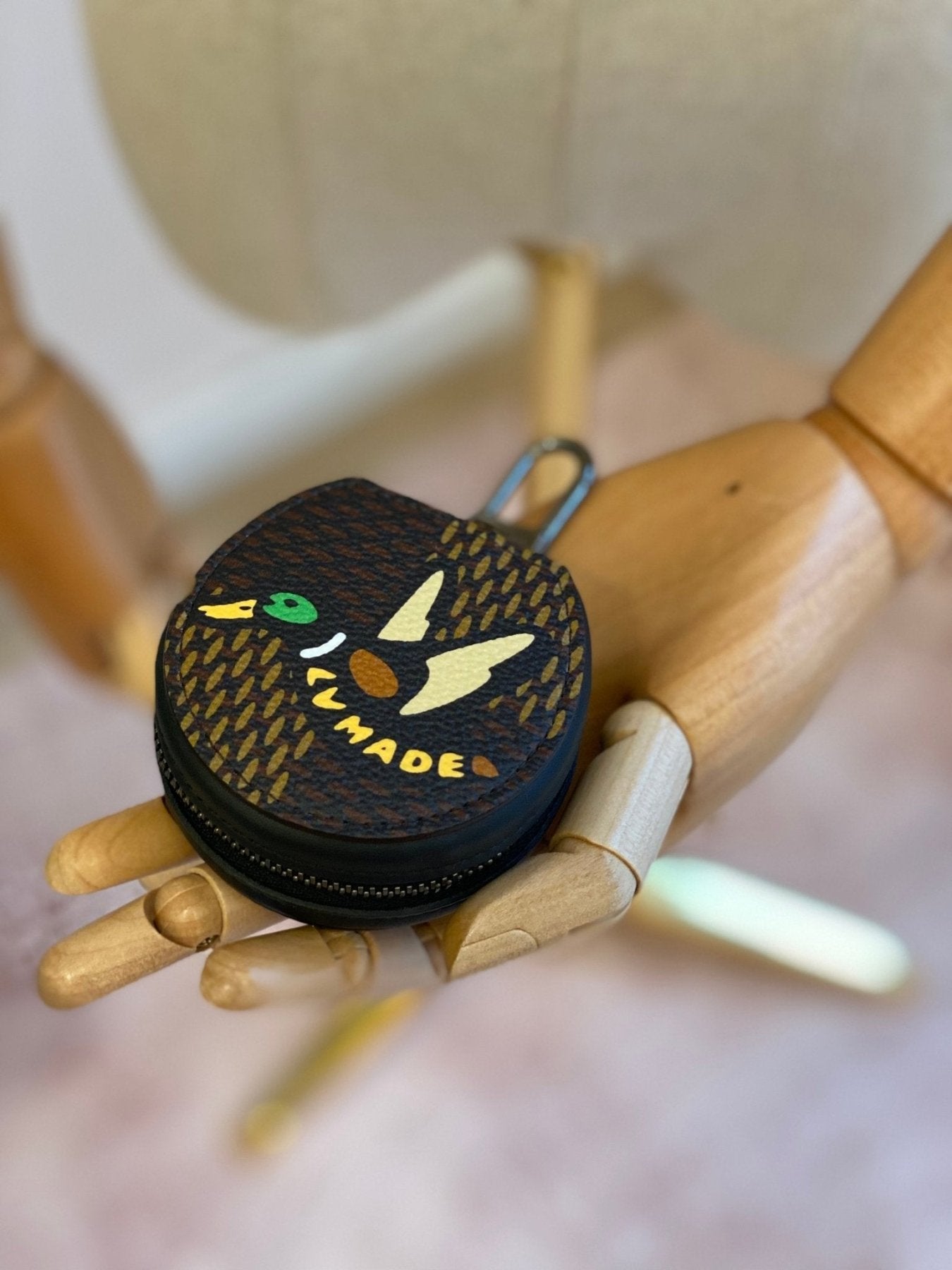 Louis Vuitton Horizon Earphone Case mit Damier Ebene Muster und Entenmotiv, rundes Design mit Reissverschluss.