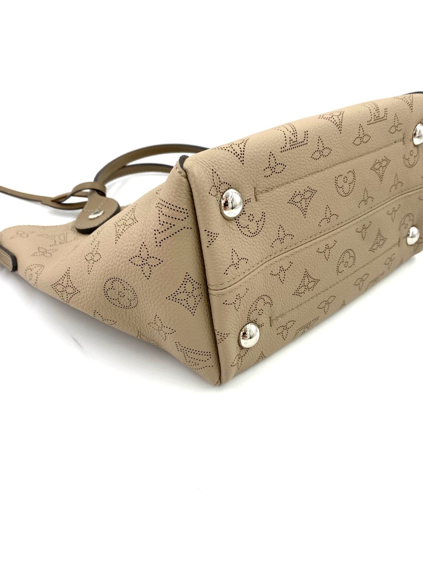 LOUIS VUITTON Hina PM Monogram Mahina Galet / Kies - Clutch & Macarons - Clutch & Macarons -