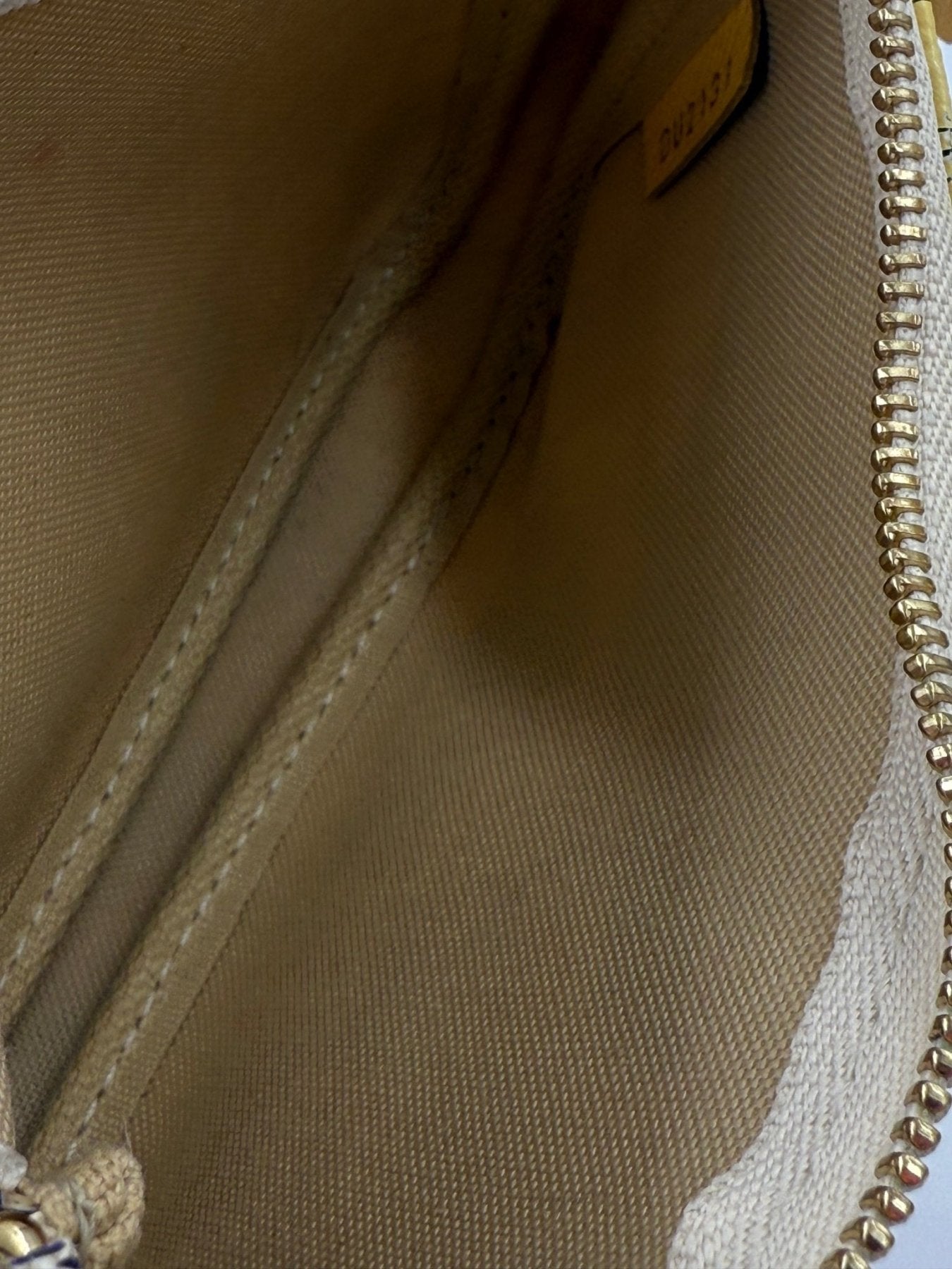 Louis Vuitton Mini Pochette Damier Azur Innenansicht mit beigem Textil-Futter und silbernem Reissverschluss