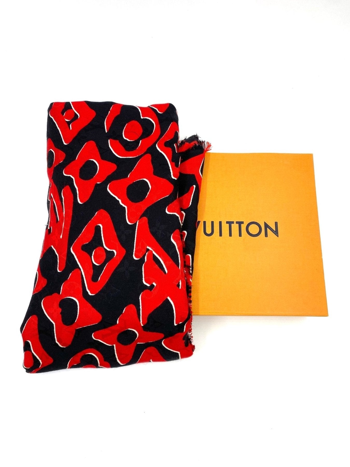 Louis Vuitton Carre Urs Fischer Tuch in schwarz und rot mit geometrischem Muster neben orange-farbener Geschenkbox