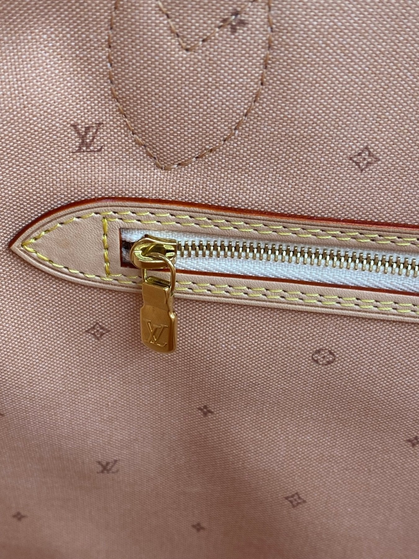 Louis Vuitton Neverfull MM Fall for You Tasche in Beige mit Monogram Muster, Reissverschluss Detail und Lederbesatz