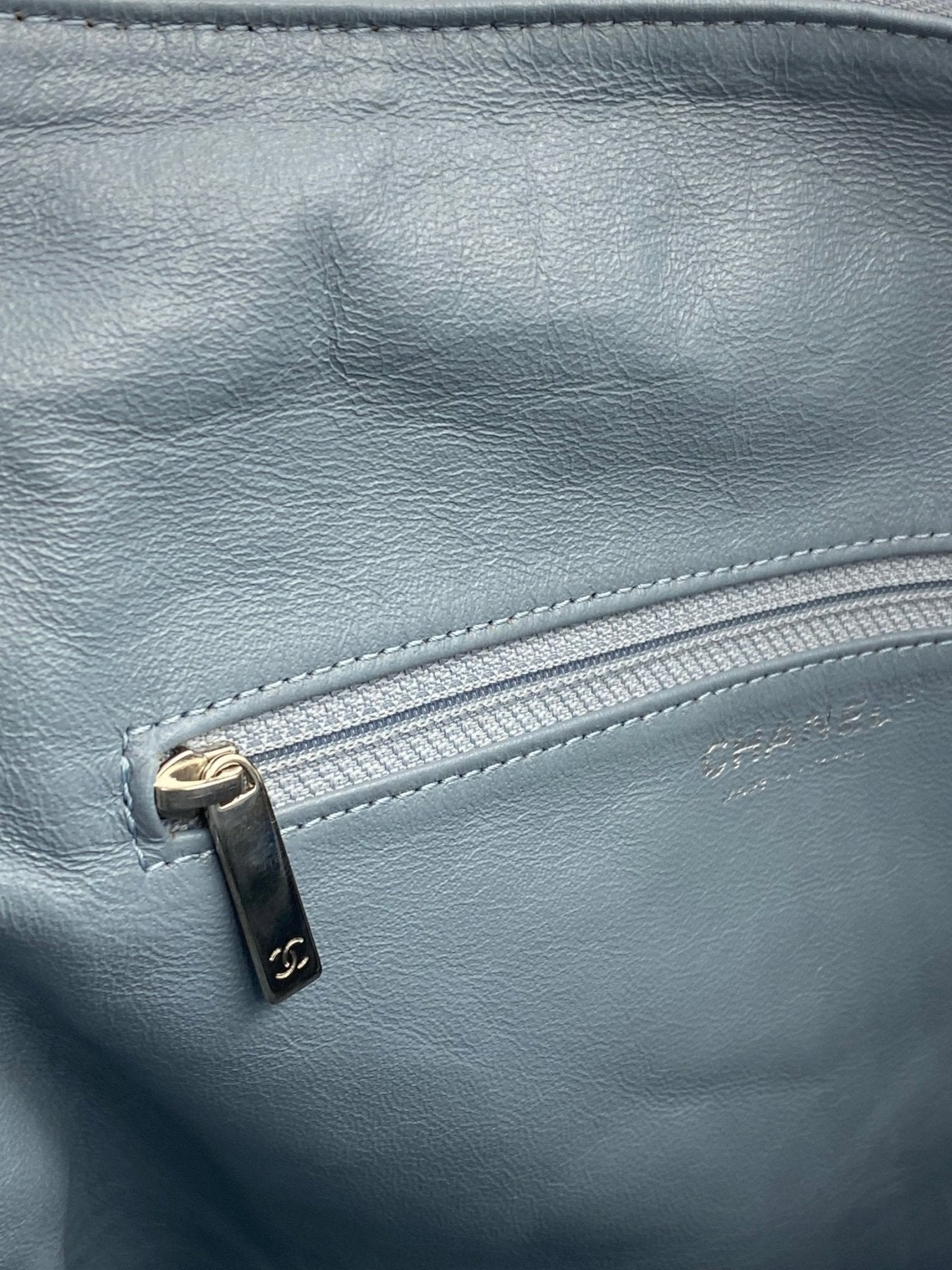 CHANEL CC Coco Tasche in eisblauem Lammleder mit silbernem Reissverschluss und CC-Logo Detail, Nahaufnahme der Lederstruktur