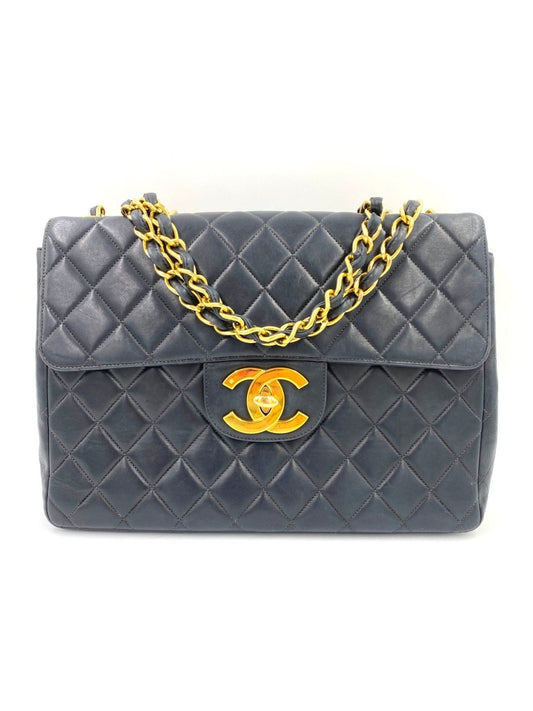 CHANEL Classic Single Flap Bag Jumbo in marineblauen Lammleder mit goldener Kette und gestepptem Diamantmuster