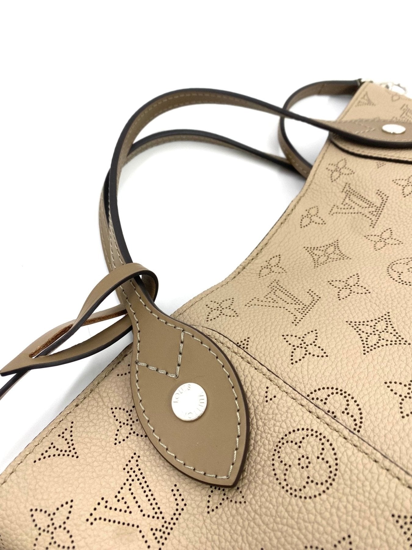 LOUIS VUITTON Hina PM Monogram Mahina Galet / Kies - Clutch & Macarons - Clutch & Macarons -