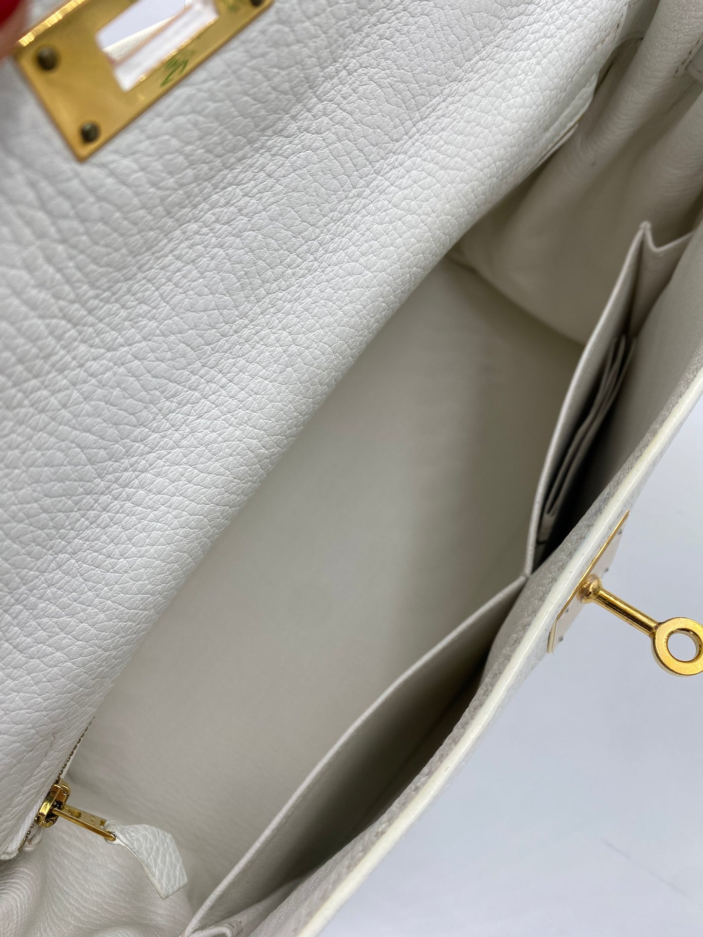 HERMÈS Kelly 32 Retourne Clemence-Leder Blanc mit gold Hardware