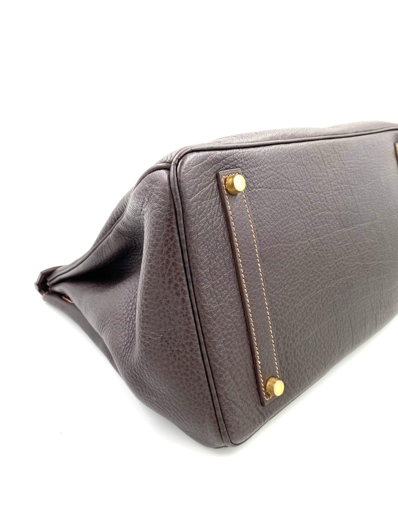 HERMES Birkin 35 Marron Fjord Lederhandtasche mit goldener Hardware, Detailansicht der strukturierten Lederecke und Beschlaege