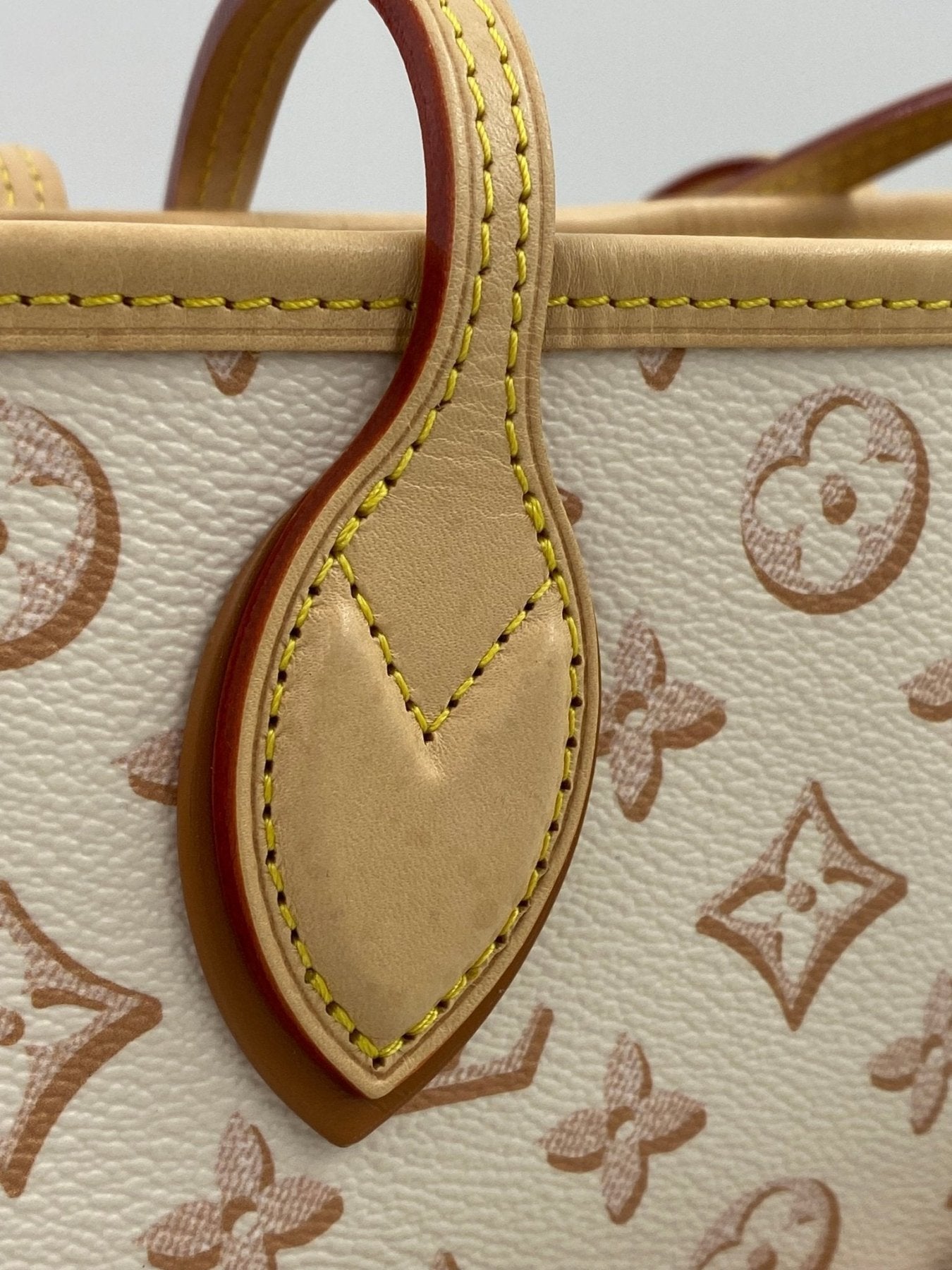 Louis Vuitton Neverfull MM Fall for You in Beige Clair mit Monogram-Muster, Lederdetails und gelben Nahten, Nahaufnahme