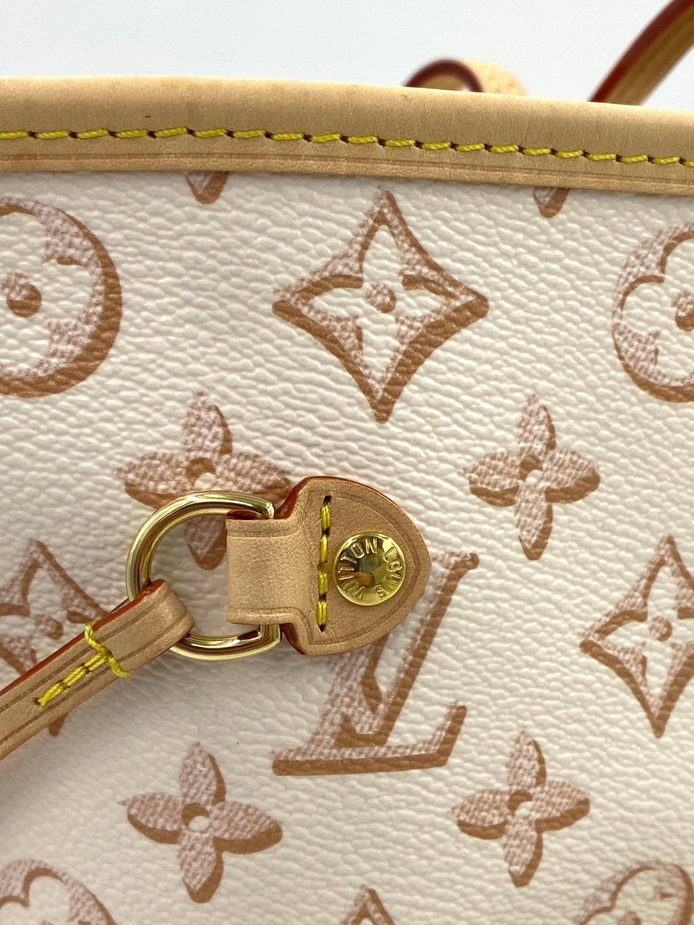Louis Vuitton Neverfull MM Fall for You Sonderedition in Monogram Beige Clair mit goldenen Details und gelber Naht
