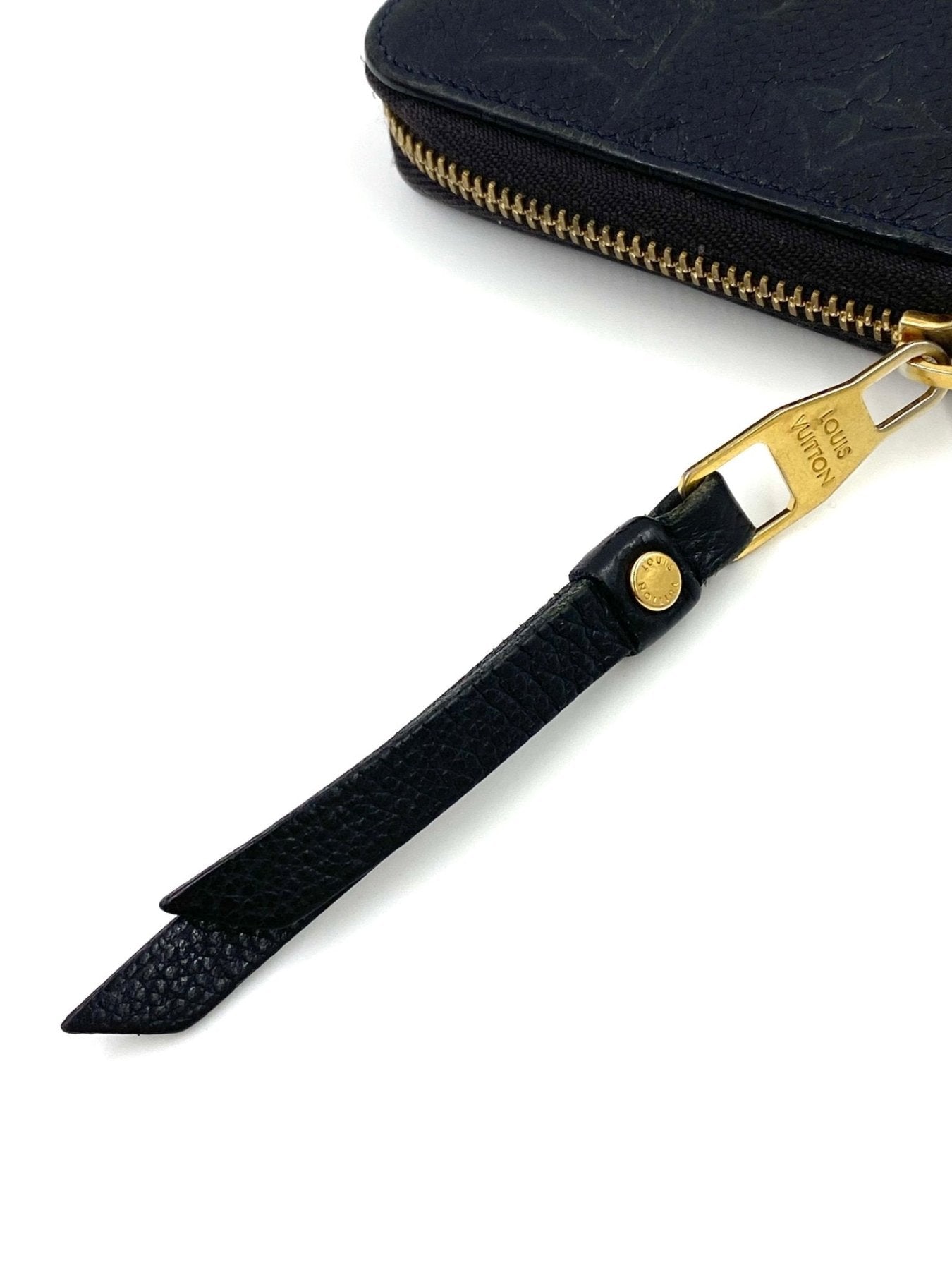 LOUIS VUITTON Zippy Monogram Empreinte Geldborse in schwarz mit goldenem Reissverschluss und Lederanhanger Detail