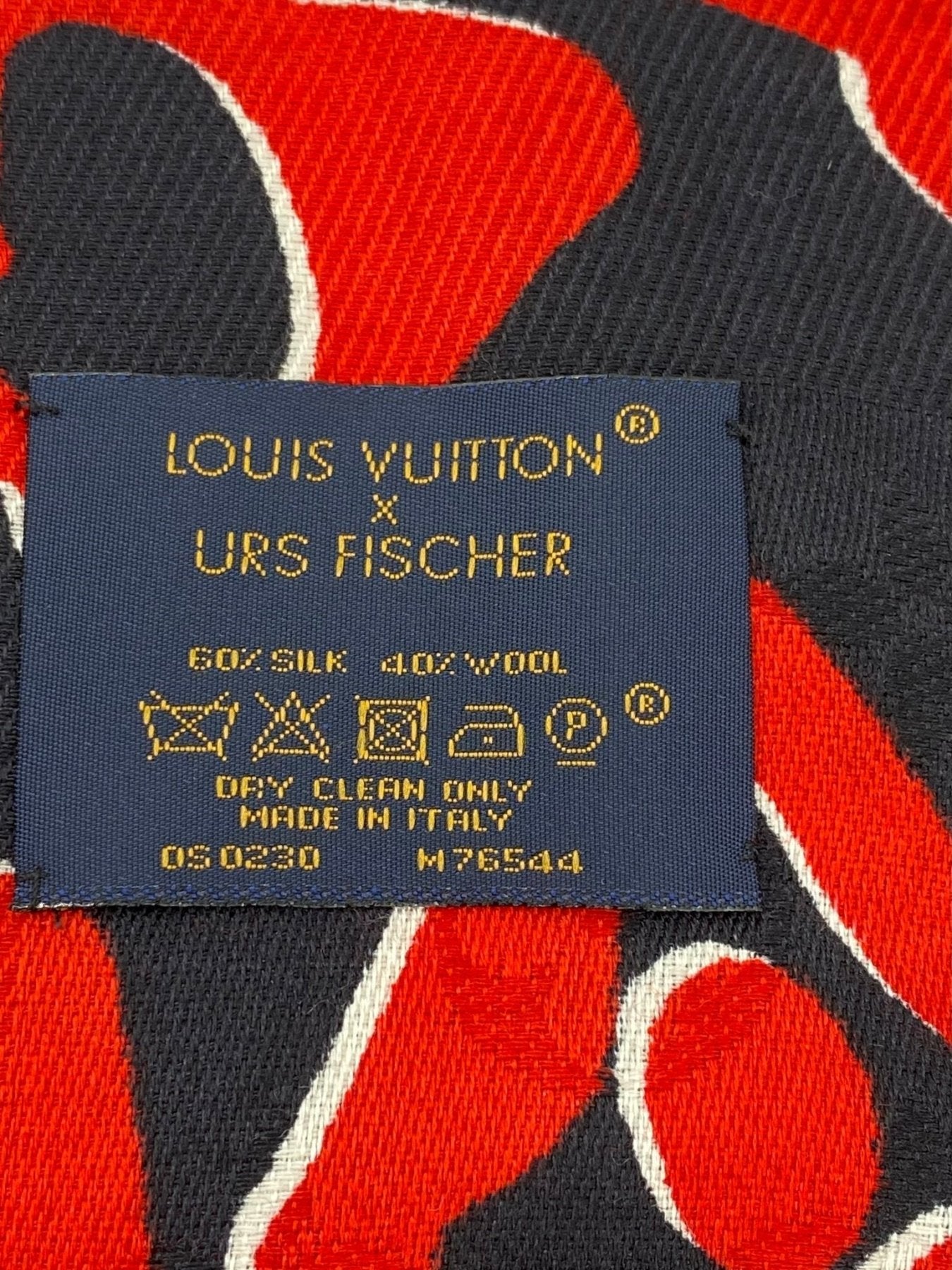 Louis Vuitton x Urs Fischer Carre Etikett in Marineblau mit goldener Schrift auf rot-schwarzem Stoff, Made in Italy