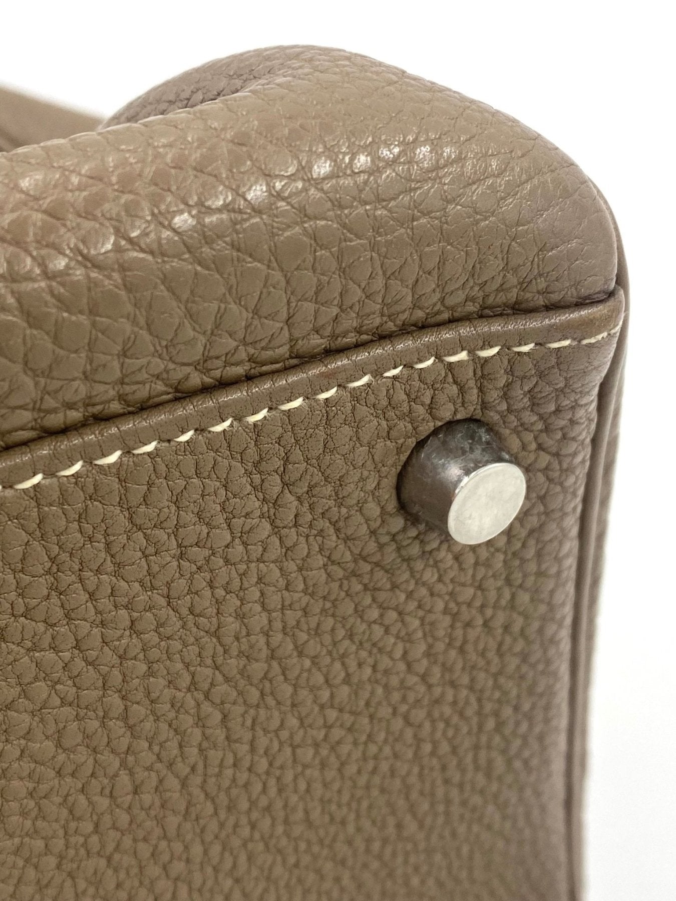 HERMES Kelly 35 Togo Handtasche in Etoupe, Nahaufnahme der hochwertigen Lederstruktur und Palladium-Hardware