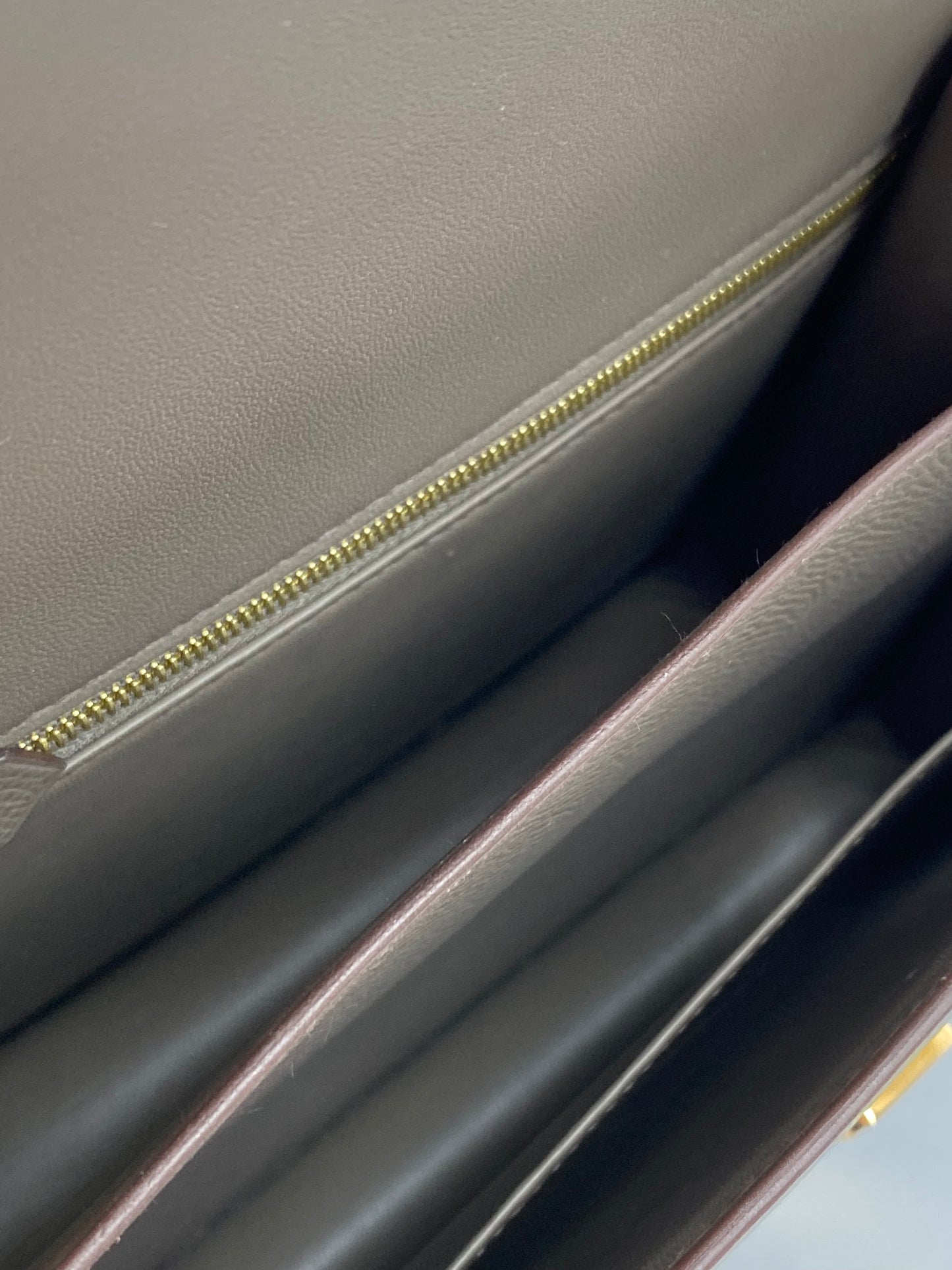 HERMÈS Constance 24 Etain Epsom Roségold Hardware Innenansicht mit sauberem, samtweichem Leder und Innenfach.