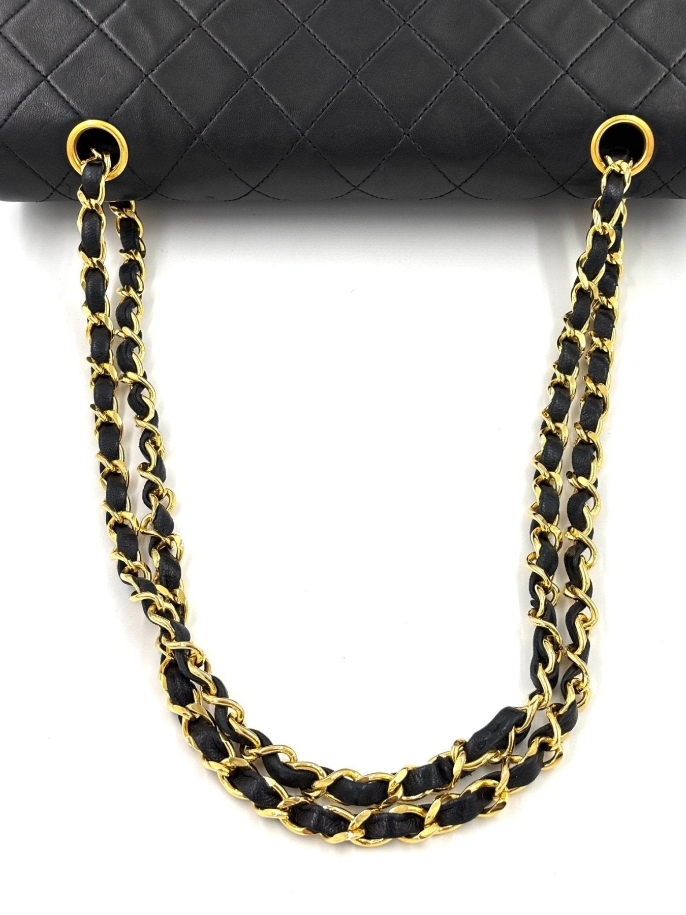 Chanel Timeless Single Flap Bag in schwarzem Lammleder mit gestepptem Muster und goldener Kette, Detailaufnahme