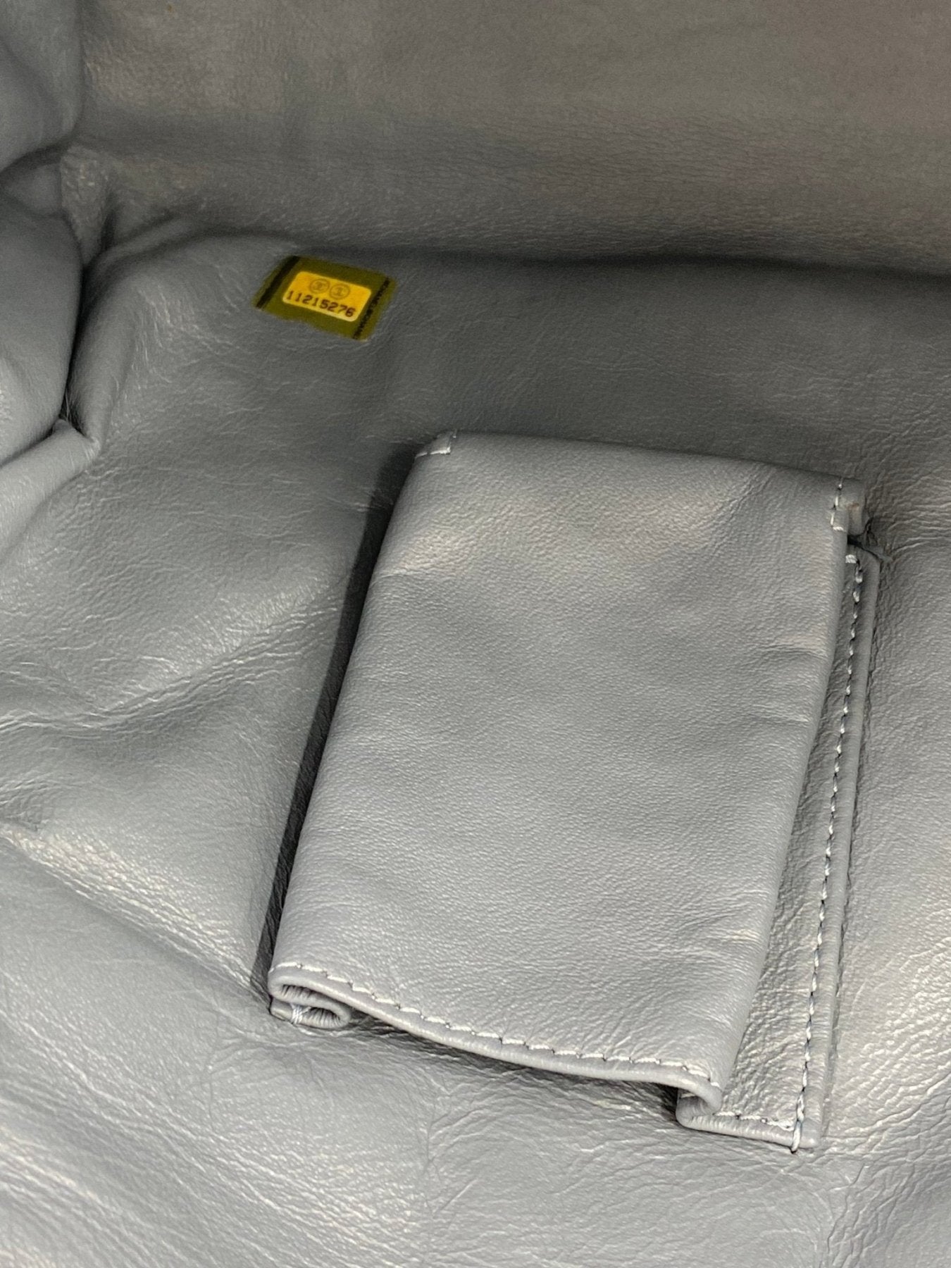 Innenansicht CHANEL CC Coco Tasche in eisblauem Lammleder mit Authentizitaetsplakette und Innenfach
