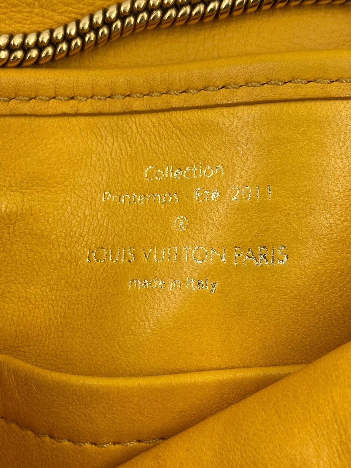 Louis Vuitton Trapezio Art Deco Tasche in gelbem Wildleder mit goldenem Druckverschluss und Kordel-Schulterriemen, Kollektion 2011