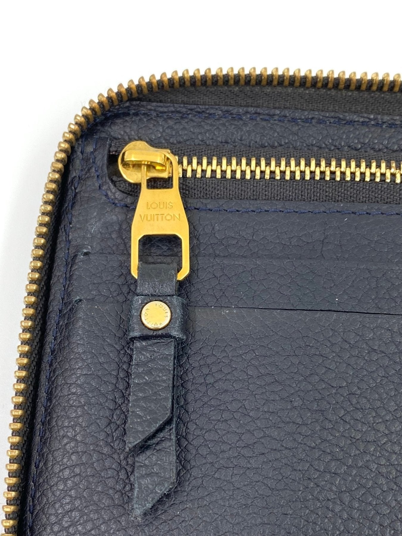 Louis Vuitton Zippy Geldborse in schwarzem Empreinte Leder mit goldenem Reissverschluss und LV-Logo Zipper Detail
