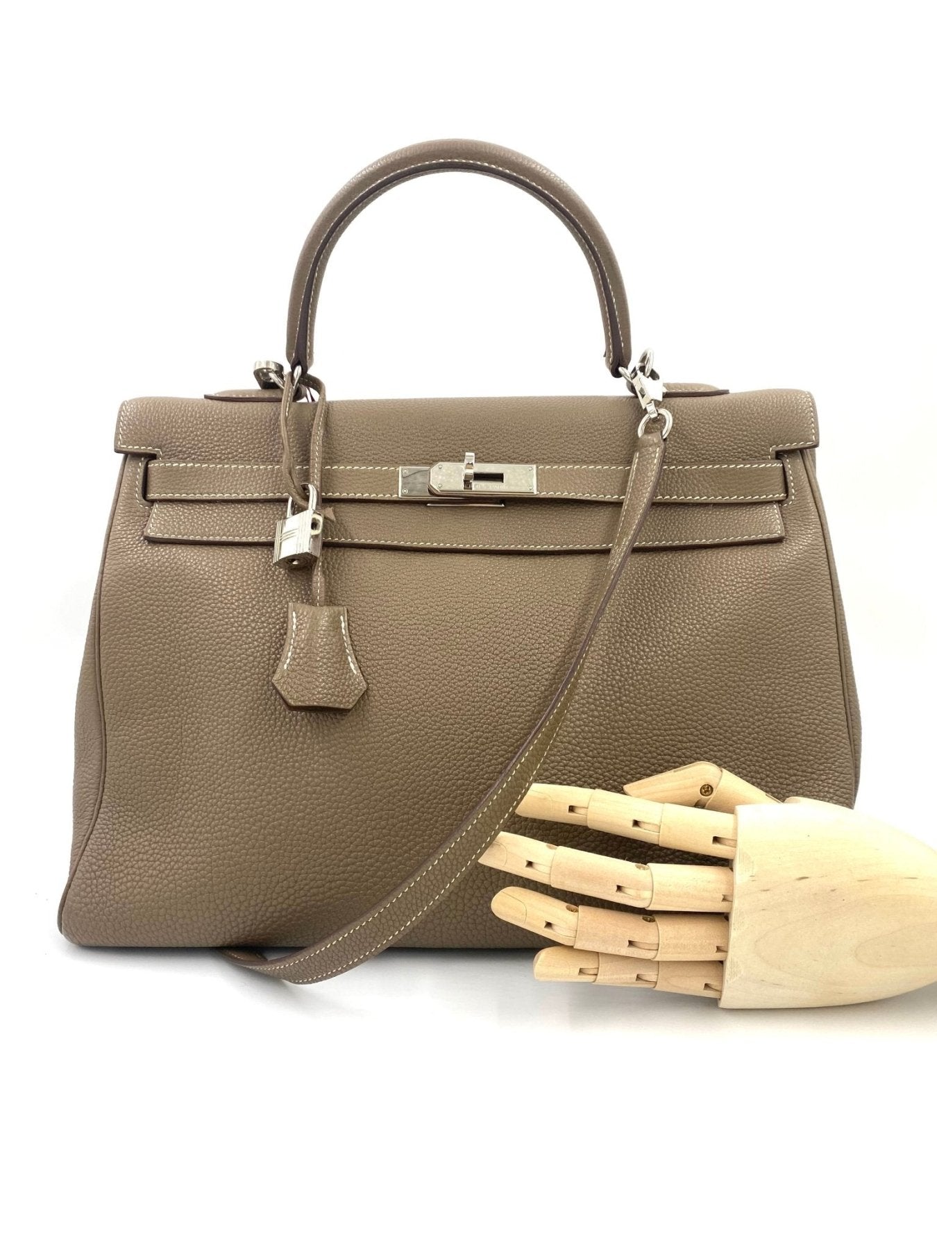 HERMES Kelly 35 Togo Handtasche in Etoupe mit Palladium Hardware, Schulterriemen und klassischem Drehverschluss